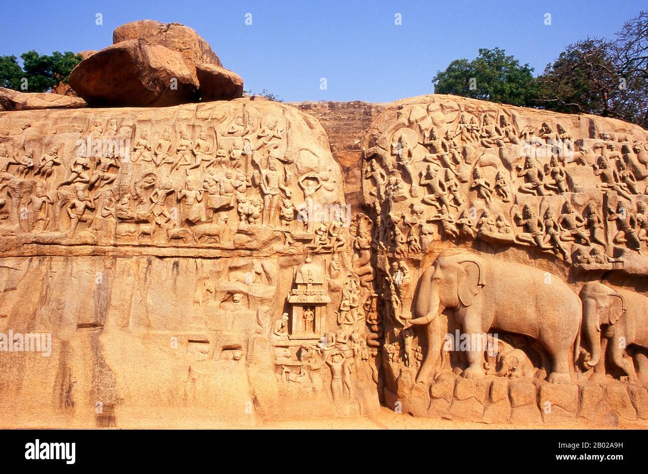 La Penitenza di Arjuna (conosciuta anche come "Descent of the Ganges") è un gigantesco rilievo di roccia che raffigura molte creature semi-divine e divine, nonché divinità e alcune raffigurazioni molto naturalistiche di animali. Risale al 7th secolo CE. Mahabalipuram, conosciuto anche come Mamallapuram (Tamil: மாமல்லபுரம்) è un'antica città storica ed è stato un vivace porto marittimo fin dal 1st secolo CE. Nel 7th Secolo fu la principale città portuale della dinastia Pallava dell'India meridionale. I monumenti storici visti oggi sono stati costruiti in gran parte tra il 7th e il 9th secolo CE. Foto Stock