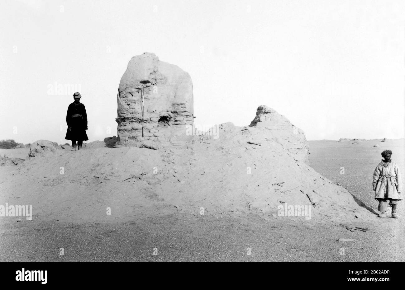 Cina: Stupa MIII da ovest. Sito archeologico di mira, Xinjiang. Foto di Marc Aurel Stein (26 novembre 1862 - 26 ottobre 1943), gennaio-febbraio 1907. Mira è un'antica città oasi situata sul bordo meridionale del deserto di Taklamakan in Cina, lungo la famosa via commerciale conosciuta come la via della seta, dove il deserto del Lop Nur incontra le montagne Altun Shan. Duemila anni fa un fiume scorreva giù dalla montagna e Miran aveva un sofisticato sistema di irrigazione. Ora l'area è un luogo polveroso scarsamente abitato con strade povere e pochi trasporti nella regione autonoma dello Xinjiang. Foto Stock