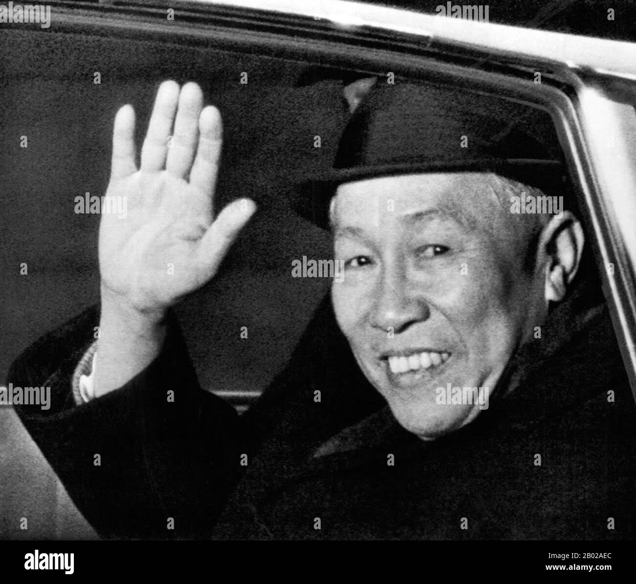 Vietnam: Le Duc Tho (14 ottobre 1911 - 13 ottobre 1990), capo del Comitato centrale organizzatore del Partito Comunista del Vietnam (r. 1976-1982), all'accordo di Parigi, Parigi, gennaio 1973. Lê Đức Thọ, nato Phan Đình Khải nella provincia di Hà Nam, è stato un rivoluzionario, generale, diplomatico e politico vietnamita. Nel 1973 gli è stato assegnato il Premio Nobel per la pace insieme al Segretario di Stato degli Stati Uniti Henry Kissinger, ma ha rifiutato. Nel 1930, le Duc Tho contribuì a fondare il Partito Comunista Indocinese. Le autorità coloniali francesi lo imprigionarono dal 1930 al 1936 e di nuovo dal 1939 al 1944. Foto Stock