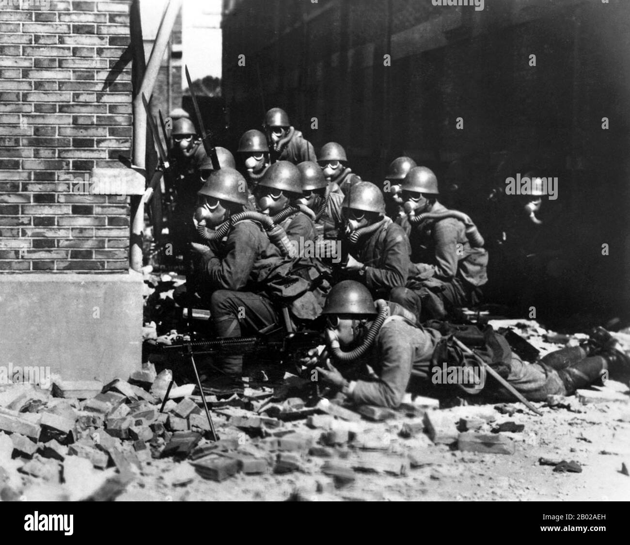 Cina/Giappone: Forze navali speciali giapponesi schierate per la guerra chimica e/o gas, Battaglia di Shanghai, agosto 1937. La battaglia di Shanghai (1937), nota in cinese come battaglia di Songhu, fu il primo dei ventidue maggiori scontri combattuti tra l'Esercito rivoluzionario nazionale della Repubblica di Cina e l'Esercito imperiale giapponese dell'Impero giapponese durante la seconda guerra sino-giapponese. Fu una delle battaglie più grandi e sanguinose dell'intera guerra. Secondo gli storici Yoshiaki Yoshimi e Kentaro Awaya, le armi a gas, come il gas lacrimogeno, sono state utilizzate solo sporadicamente nel 1937. Foto Stock