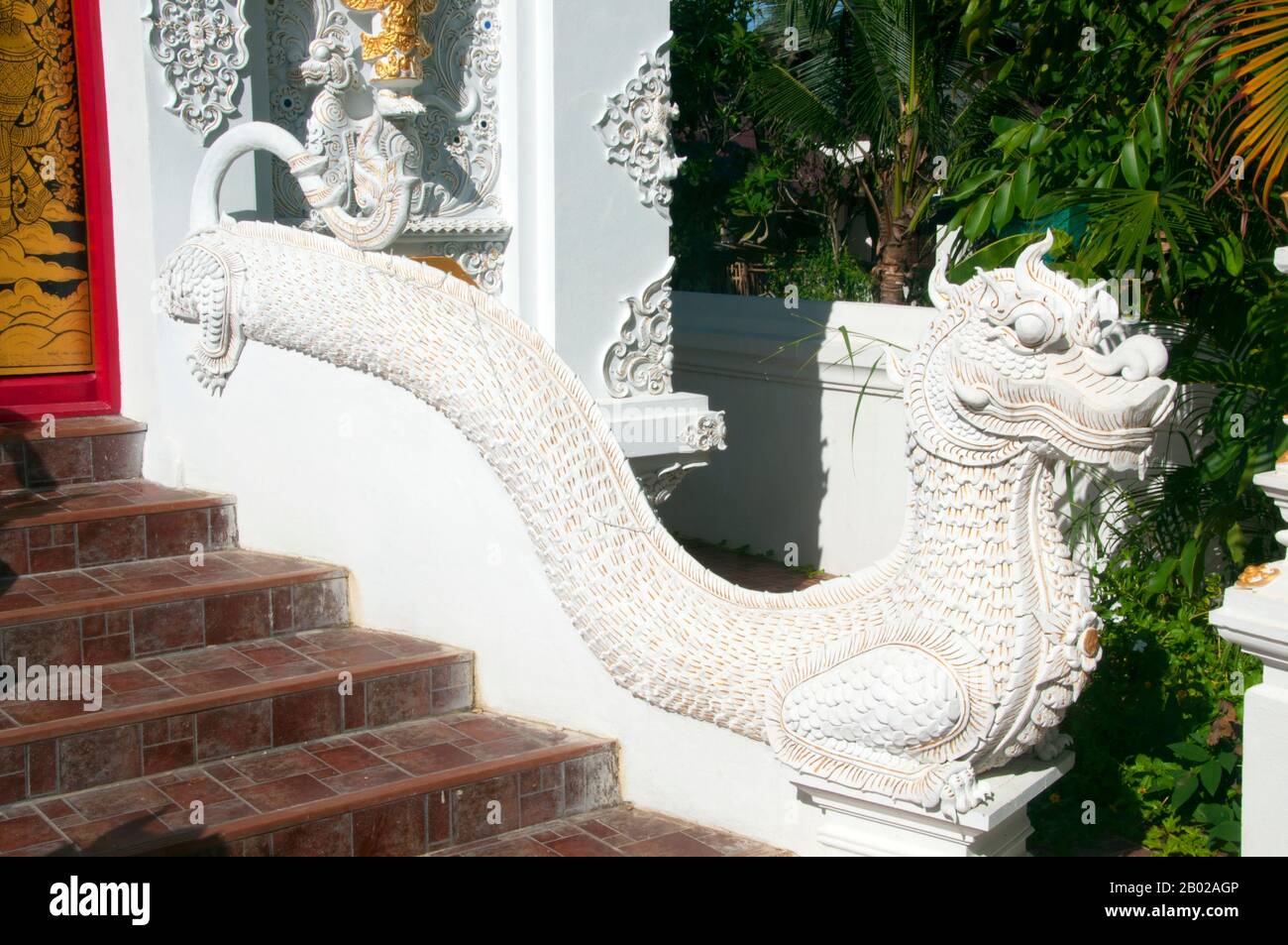 Thailandia: Balaustra MOM (makara) presso l'ho Trai o edificio della biblioteca, Wat Changkam, Wiang Kum Kam, Chiang mai. La mamma è molto la versione nord tailandese di un makara. Makara è una creatura marina nella mitologia indù. È generalmente raffigurato come un animale metà terrestre (nella parte frontale in forme animali di elefante o coccodrillo o cervo) e nella parte posteriore come animale acquatico, nella parte posteriore come coda di pesce o anche come foca. A volte viene raffigurata anche una coda di pavone. È spesso raffigurato per proteggere gli ingressi ai templi indù e buddisti. Foto Stock