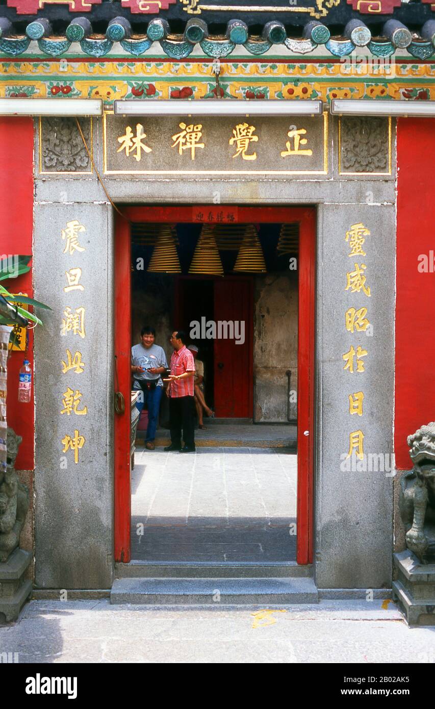 Cina: Il tempio taoista da A-ma, Macao. Il tempio A-ma è uno dei più antichi e famosi templi taoisti di Macao. Costruito nel 1488, il tempio è dedicato a Matsu, la dea della gente di mare e dei pescatori. Si ritiene che il nome Macao derivi dal nome del tempio. Il tempio era ben descritto in antichi testi cinesi, così come rappresentato nei dipinti, relativi a Macao. Macao fu sia la prima che l'ultima colonia europea in Cina. Nel 1535, i commercianti portoghesi ottennero i diritti di ancorare le navi nei porti di Macao e di commerciare, anche se non il diritto di rimanere a terra. Foto Stock