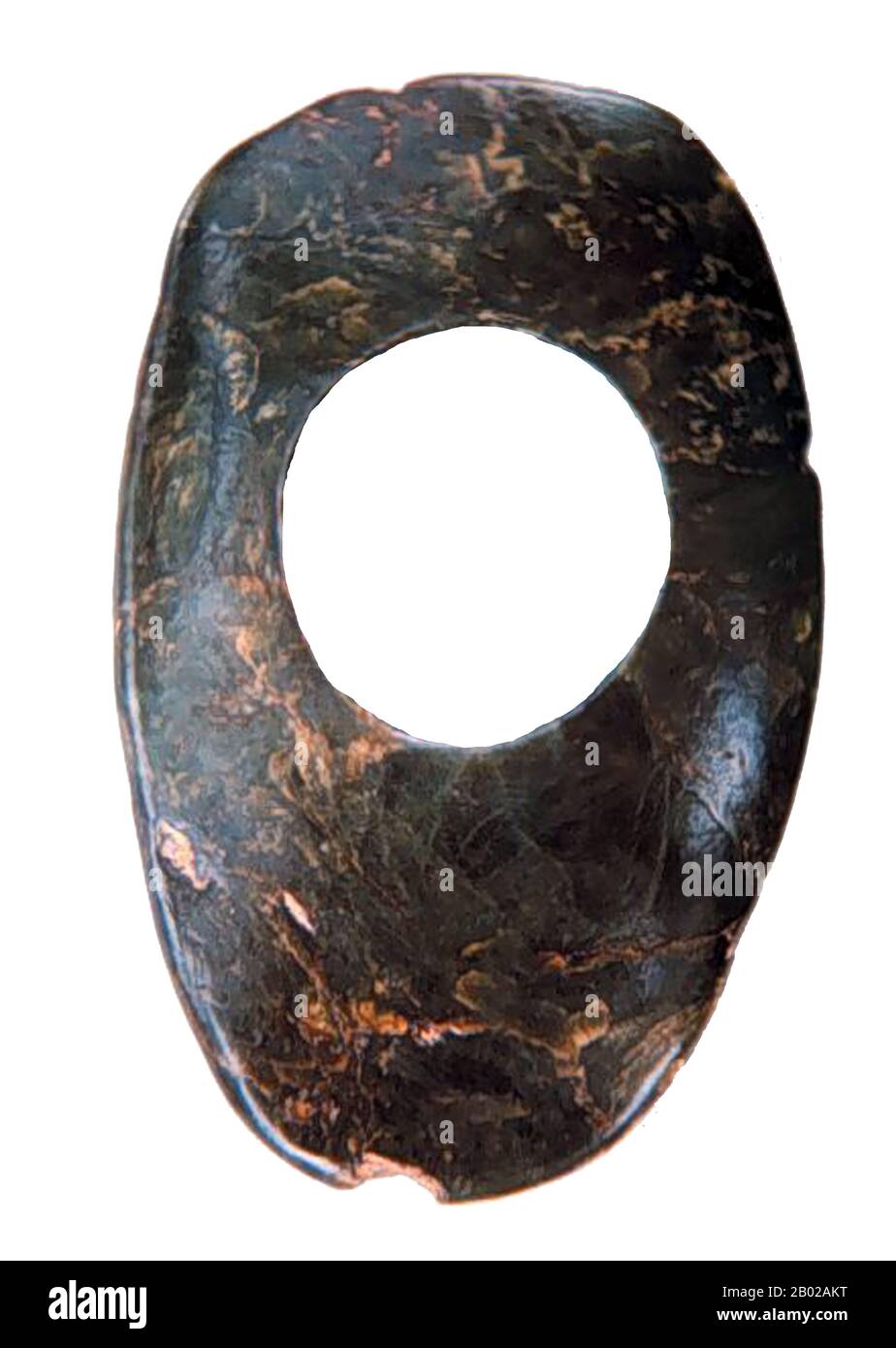 Birmania/Myanmar: Ornamento in pietra neolitico, probabilmente una zappa di pietra, proveniente da Taungthaman, vicino all'attuale Amarapura, 500 a.C. Taungthaman, vicino al fiume Irrawaddy, all'interno delle mura della capitale del XVIII secolo, Amarapura, fu occupata dal tardo Neolitico fino alla prima età del ferro, intorno alla metà del primo millennio a.C. Piccoli commerci, baratto e animismo erano già iniziati in questa epoca. Foto Stock
