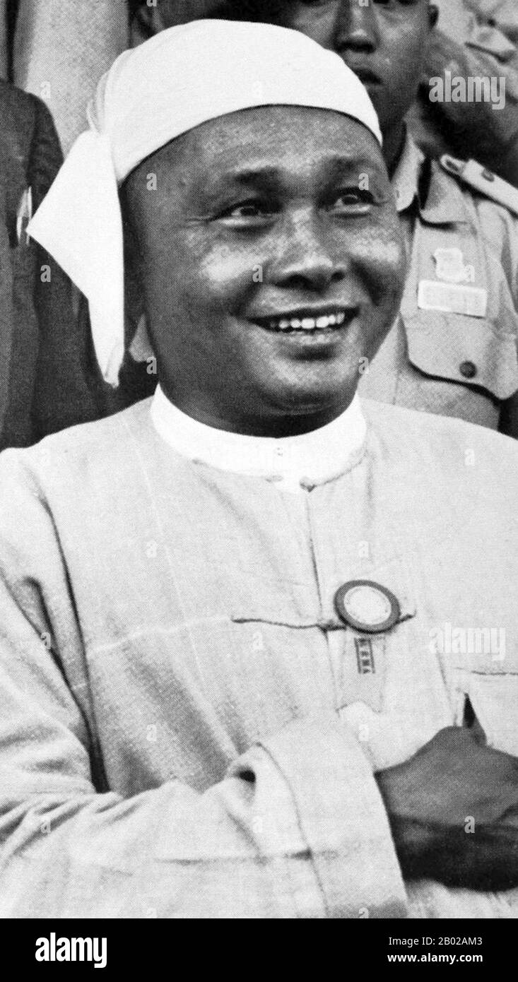 Birmania/Myanmar: U Nu ( 25 maggio 1907 - 14 febbraio 1995), primo Ministro della Birmania/Myanmar (r. 1948-1956), alla riunione afro-asiatica a Bandung, Indonesia, aprile 1955. U Nu (anche Thakin Nu) fu una delle principali figure nazionaliste e politiche birmane del XX secolo. È stato il primo primo ministro della Birmania secondo le disposizioni della Costituzione dell'Unione di Birmania del 1947, dal 4 gennaio 1948 al 12 giugno 1956, di nuovo dal 28 febbraio 1957 al 28 ottobre 1958, e infine dal 4 aprile 1960 al 2 marzo 1962. Foto Stock