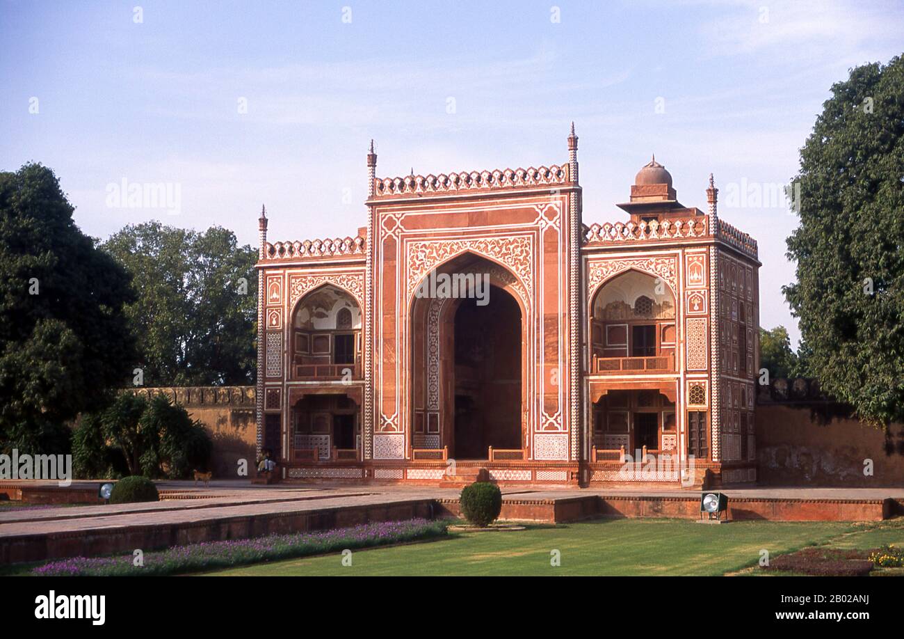 India: La porta occidentale di arenaria rossa con il suo prominente iwan (portico) presso la tomba di i'timad-ud-Daulah, Agra. La Tomba di Etimad-ud-Daula è una città dell'India di 29.69 abitanti, situata nella città di Agra, nello stato federato dell'Utttar Pradesh. Insieme all'edificio principale, la struttura è composta da annessi e giardini. La tomba, costruita tra il 1622 e il 1628, rappresenta una transizione tra la prima fase dell'architettura di Mughal - costruita principalmente in arenaria rossa con decorazioni marmoree, come nella tomba di Humayun a Delhi e nella tomba di Akbar a Sikandra - e la seconda fase, basata su marmo bianco e pietra dura. Foto Stock