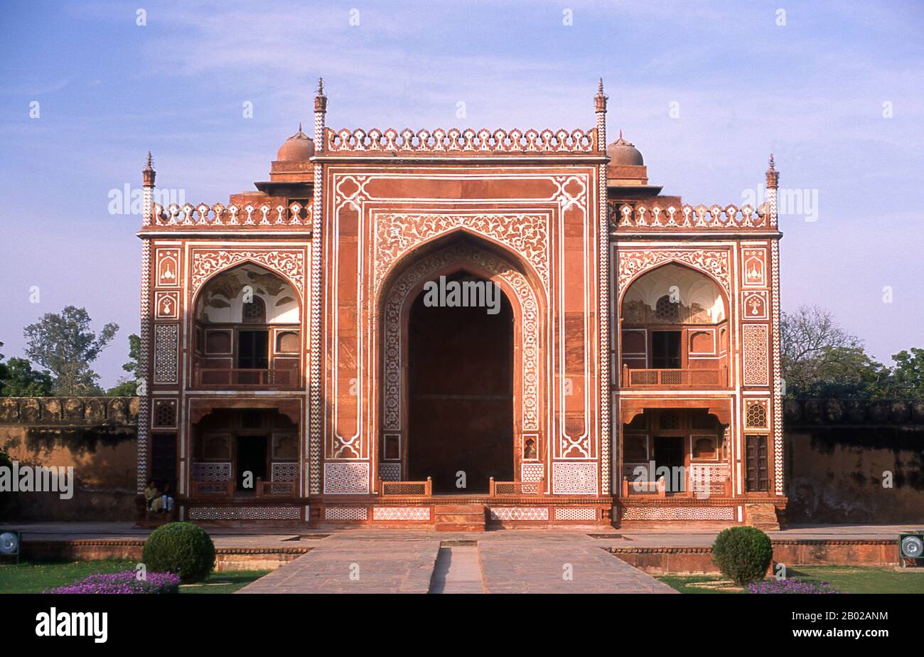 India: La porta occidentale in arenaria rossa con il suo prominente iwan (portico) presso la tomba di i'timad-ud-Daulah, Agra. La tomba di Etimad-ud-Daula è un mausoleo moghul nella città di Agra nello stato indiano dell'Uttar Pradesh. Insieme all'edificio principale, la struttura è costituita da numerosi annessi e giardini. La tomba, costruita tra il 1622 e il 1628, rappresenta una transizione tra la prima fase della monumentale architettura mughal - costruita principalmente in arenaria rossa con decorazioni in marmo, come nella tomba di Humayun a Delhi e nella tomba di Akbar a Sikandra - alla sua seconda fase. Foto Stock
