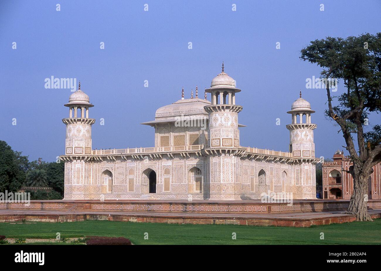 India: La tomba di i'timad-ud-Daulah, Agra, Uttar Pradesh. La tomba di Etimad-ud-Daula è un mausoleo moghul nella città di Agra nello stato indiano dell'Uttar Pradesh. Insieme all'edificio principale, la struttura è costituita da numerosi annessi e giardini. La tomba, costruita tra il 1622 e il 1628, rappresenta una transizione tra la prima fase della monumentale architettura mughal - costruita principalmente in arenaria rossa con decorazioni in marmo, come nella tomba di Humayun a Delhi e nella tomba di Akbar a Sikandra - alla sua seconda fase, basata su marmo bianco e intarsi di pietra dura. Foto Stock