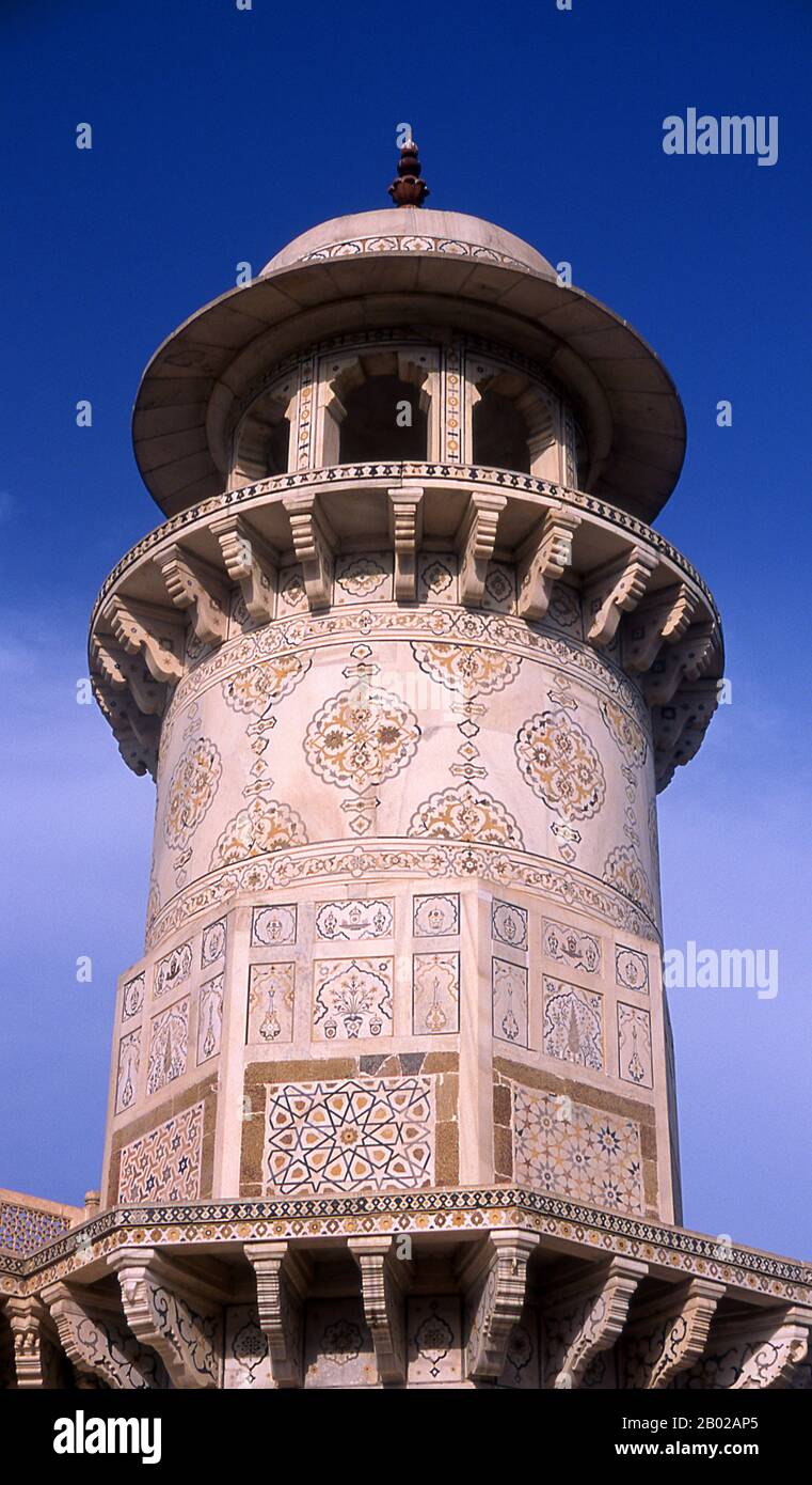 India: Minareto alla tomba di i'timad-ud-Daulah, Agra. La Tomba di Etimad-ud-Daula è una città dell'India di 29.69 abitanti, situata nella città di Agra, nello stato federato dell'Utttar Pradesh. Insieme all'edificio principale, la struttura è composta da annessi e giardini. La tomba, costruita tra il 1622 e il 1628, rappresenta una transizione tra la prima fase dell'architettura monumentale di Mughal - costruita principalmente in arenaria rossa con decorazioni in marmo, come nella tomba di Humayun a Delhi e nella tomba di Akbar a Sikandra - e la seconda fase, A base di marmo bianco e intarsi pietra dura, più elegantemente realizzato nel Taj Mahal. Foto Stock