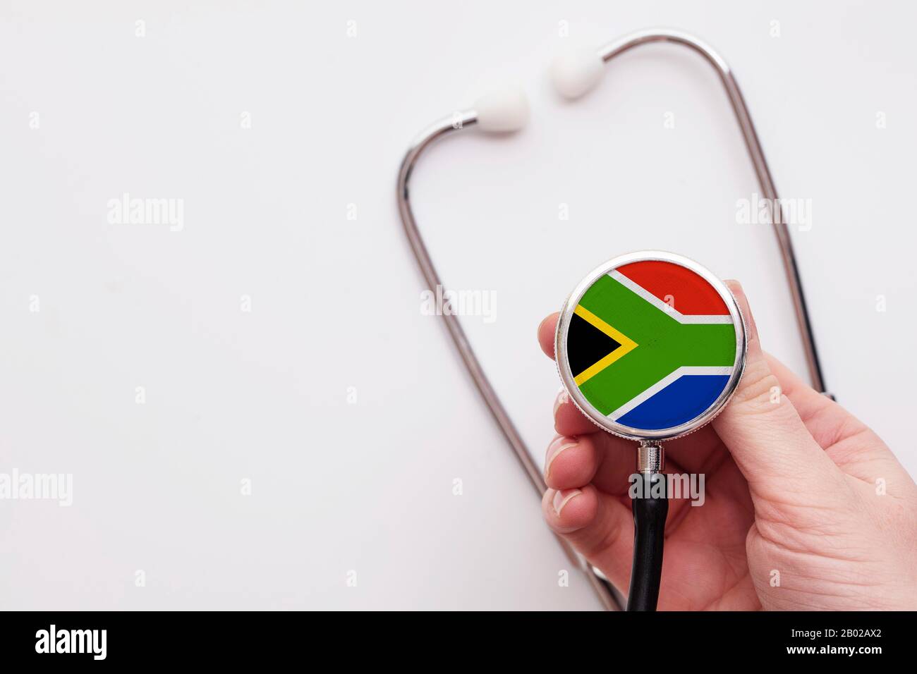 Concetto di assistenza sanitaria in Sudafrica. Medico che detiene uno stetoscopio medico. Foto Stock
