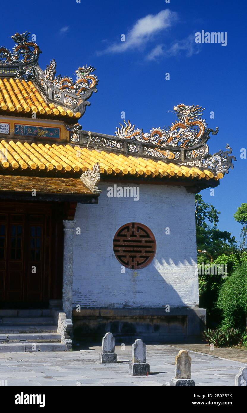 Vietnam: I draghi decorano le grondaie del Điện Thái Hoà (Palazzo dell'armonia Suprema), della città Imperiale, della Cittadella, Hue. L'imperatore Gia Long ordinò la costruzione della cittadella di Hue nel 1805. Il vasto complesso è costruito secondo le nozioni di fengshui o geomanzia cinese, ma seguendo i principi militari del noto architetto militare francese del XVIII secolo Sebastien de Vauban. Il risultato è un ibrido insolito ed elegante, una città imperiale in stile cinese attentamente allineata con le colline circostanti, le isole e i corsi d'acqua, ma difesa da massicce pareti in mattoni alte 6-12 metri. Foto Stock