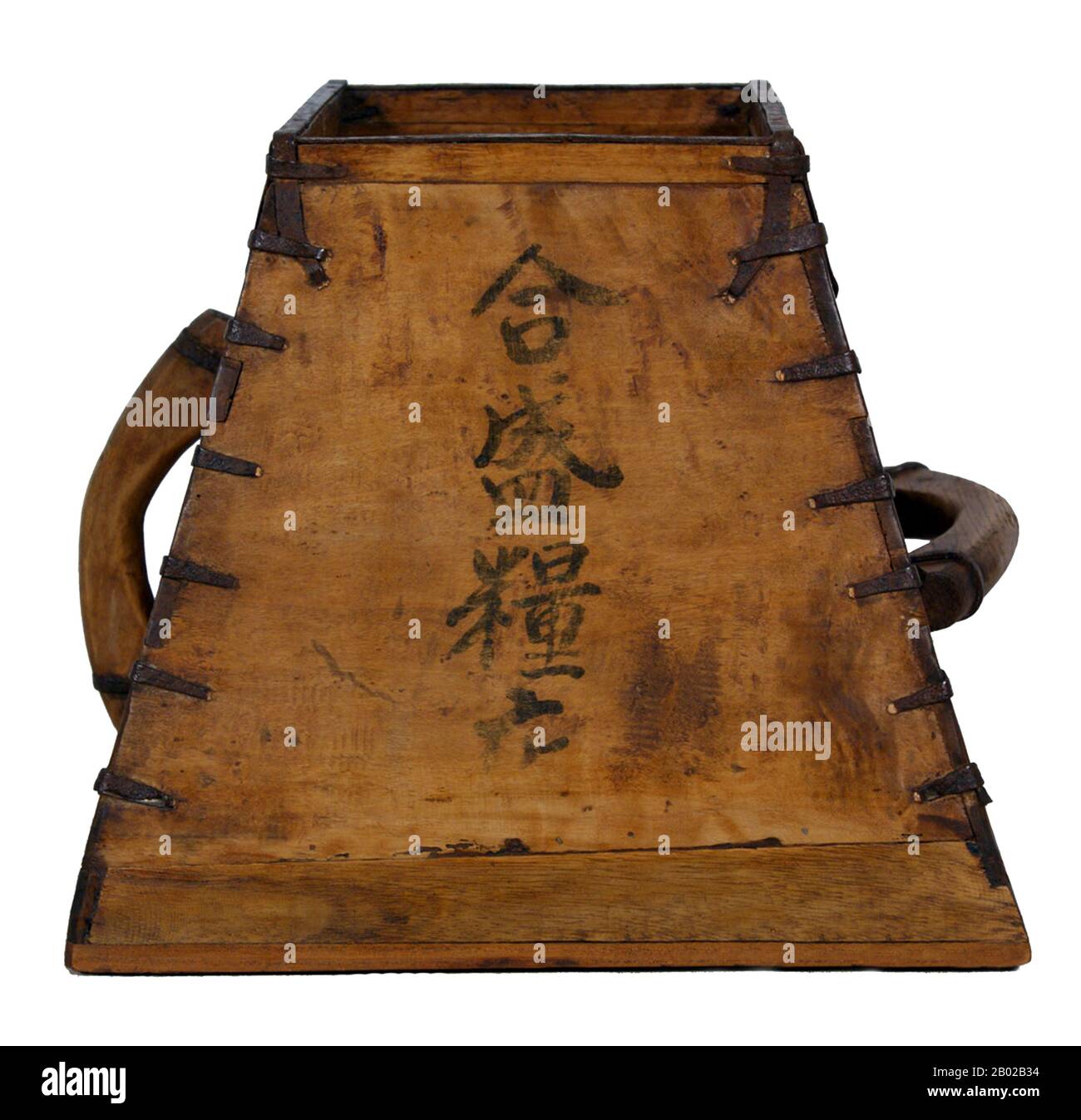 Cina: Misura del riso della dinastia Qing o "dou" in legno di cipresso, 1890 circa. L'unità di misura tradizionale cinese per volume chiamata dòu è generalmente tradotta in inglese come "collo cinese", calcolata nel 1915 come 10,354688 di litro metrico. Le misure a secco sono unità di volume utilizzate per misurare prodotti sfusi che non sono gas o liquidi. Sono tipicamente utilizzati nei mercati dell'agricoltura, dell'agronomia e delle materie prime per misurare cereali, fagioli secchi e frutta secca e fresca (ad esempio, una mazza di mele è un'unità di vendita al dettaglio); in precedenza anche sale maiale e pesce. Sono utilizzati anche nella pesca di vongole, granchi, ecc. Foto Stock