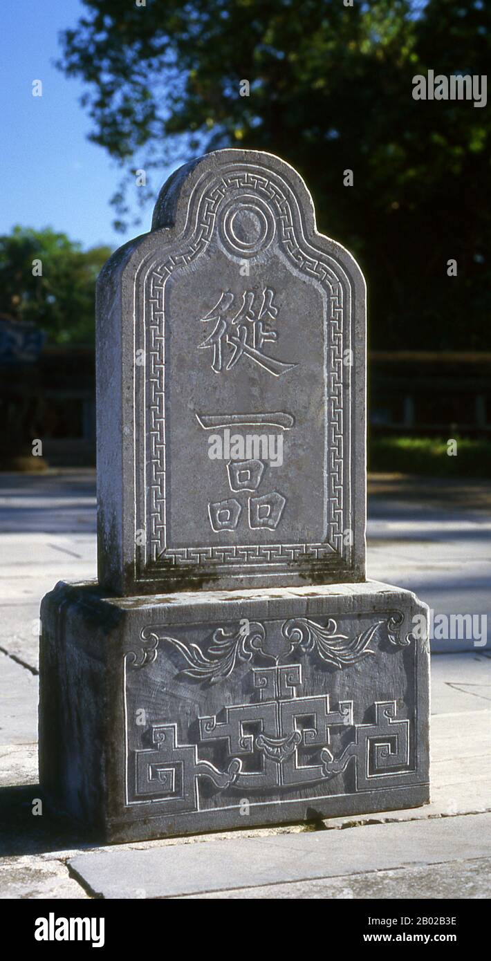 Vietnam: Stele di pietra nel cortile del Điện Thái Hoà (Palazzo dell'armonia Suprema), la città imperiale, la Cittadella, Hue. L'imperatore Gia Long ordinò la costruzione della cittadella di Hue nel 1805. Il vasto complesso è costruito secondo le nozioni di fengshui o geomanzia cinese, ma seguendo i principi militari del noto architetto militare francese del XVIII secolo Sebastien de Vauban. Il risultato è un ibrido insolito ed elegante, una città imperiale in stile cinese attentamente allineata con le colline circostanti, le isole e i corsi d'acqua, ma difesa da massicce pareti in mattoni alte 6-12 metri. Foto Stock