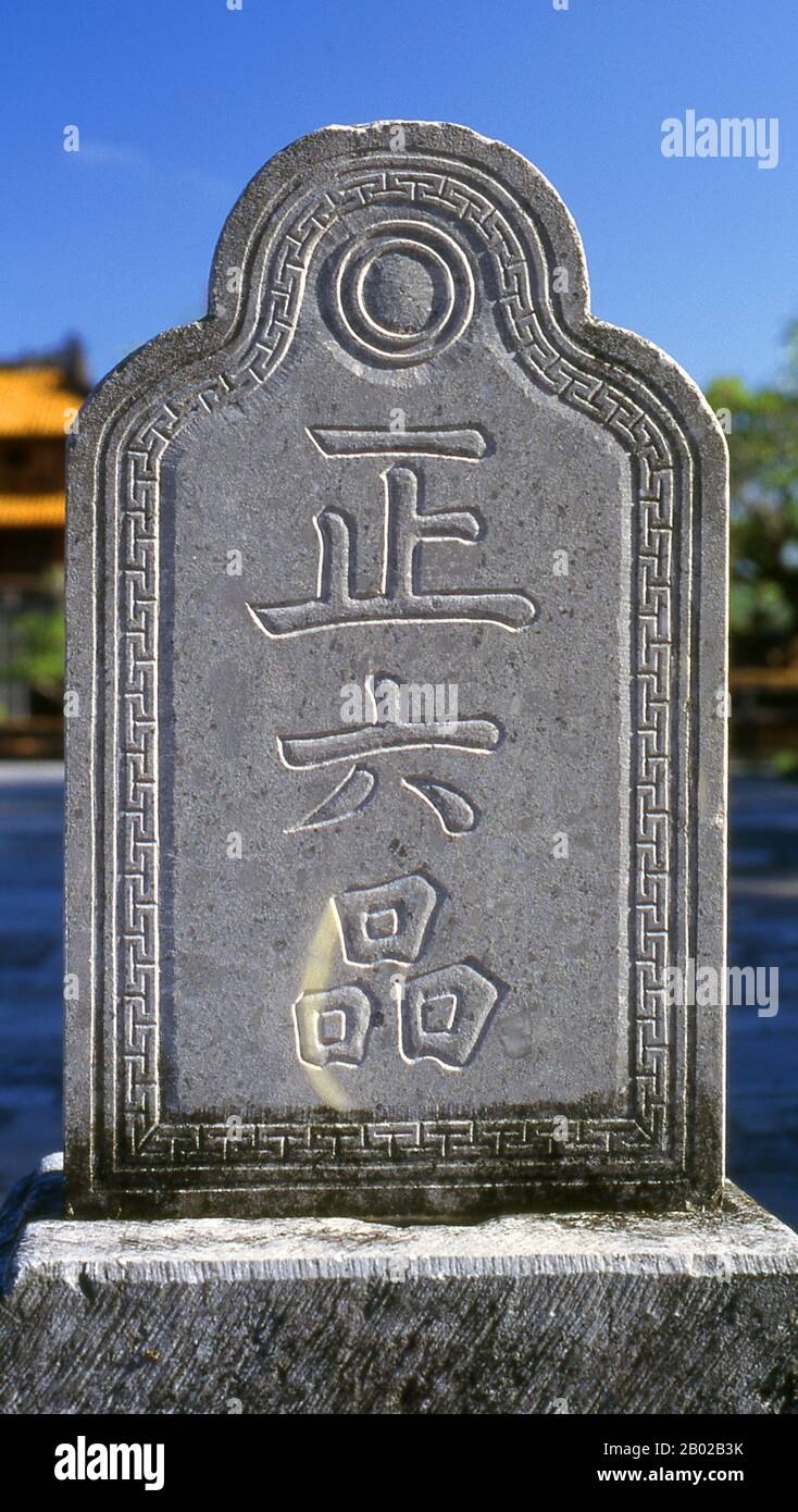 Vietnam: Stele di pietra nel cortile del Điện Thái Hoà (Palazzo dell'armonia Suprema), la città imperiale, la Cittadella, Hue. L'imperatore Gia Long ordinò la costruzione della cittadella di Hue nel 1805. Il vasto complesso è costruito secondo le nozioni di fengshui o geomanzia cinese, ma seguendo i principi militari del noto architetto militare francese del XVIII secolo Sebastien de Vauban. Il risultato è un ibrido insolito ed elegante, una città imperiale in stile cinese attentamente allineata con le colline circostanti, le isole e i corsi d'acqua, ma difesa da massicce pareti in mattoni alte 6-12 metri. Foto Stock