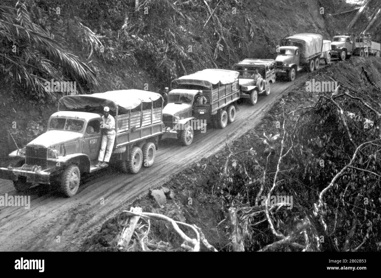 Birmania/Myanmar: GLI STATI UNITI fornivano camion dell'esercito che si snodano lungo il fianco di una montagna sulla strada di rifornimento di Ledo dall'India alla Birmania, 1944. China Burma India Theatre (CBI) era il nome usato dall'esercito degli Stati Uniti per le sue forze che operavano in combinazione con le forze aeree e terrestri britanniche e cinesi alleate in Cina, Birmania e India durante la seconda guerra mondiale. Le unità statunitensi ben note in questo teatro includevano le Flying Tigers, le unità di trasporto e bombardieri che volavano il Hump, il 1st Air Commando Group, gli ingegneri che costruirono Ledo Road, e la 5307th Composite Unit (Provisional), altrimenti nota come Merrill's Marauders. Foto Stock