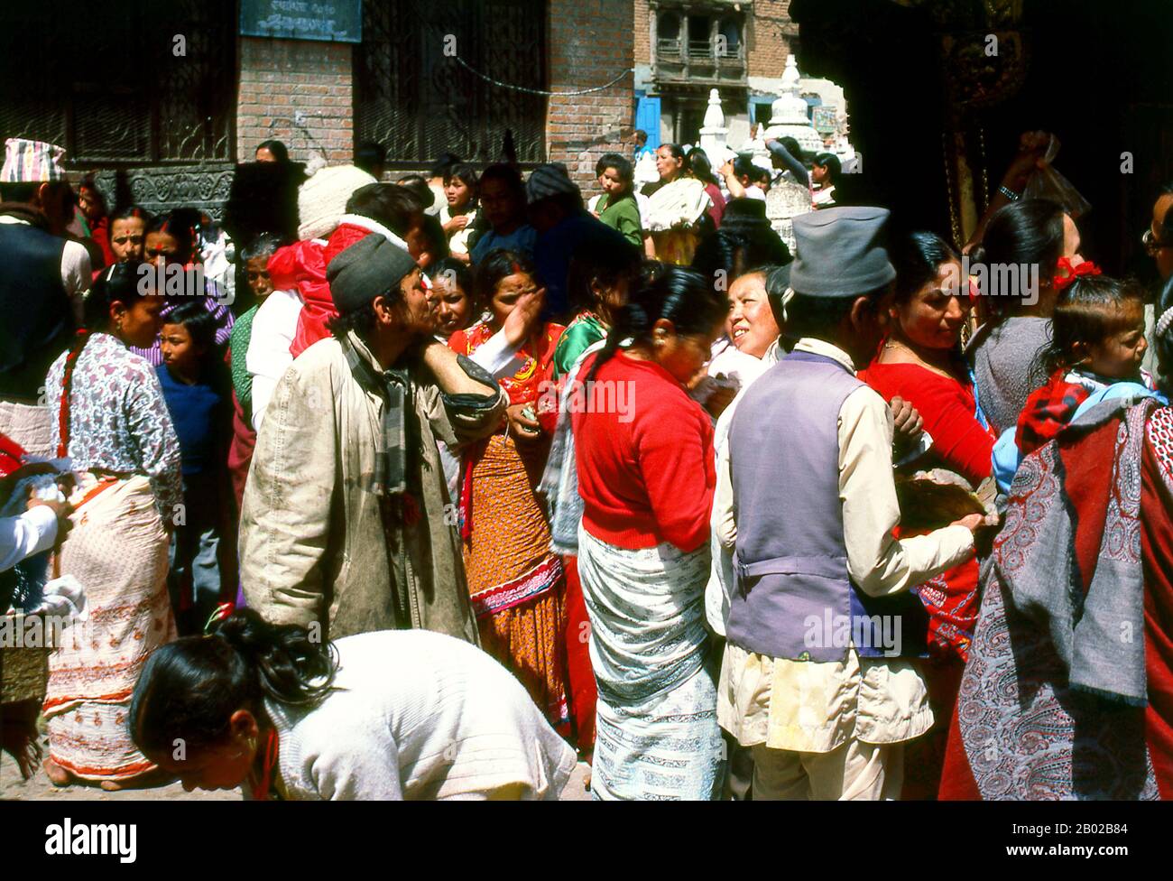 Nepal: Pellegrini di Newari a Swayambhunath (Tempio delle scimmie), valle di Kathmandu. La data di costruzione dello stupa di Svayambhunath, le sue origini intrise di miti, è sconosciuta. Secondo le iscrizioni su un'antica tavoletta di pietra danneggiata a Svayambhunath, re Vrishadeva (400 d.C.) fu il primo a costruire un luogo di culto sul sito. Suo nipote, re Manadeva i (464-505) potrebbe aver fatto alcune aggiunte. L'invasione musulmana del 1349 annullò tutti i pi lavori di costruzione, i guerrieri musulmani che smantellavano ogni santuario kafir (infedele) che incontravano. Foto Stock