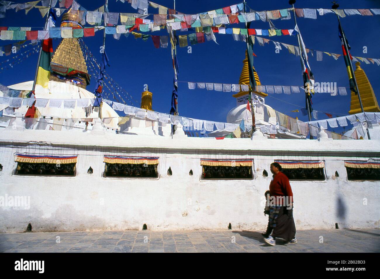 Situato esattamente nel siddhi, una zona di potere soprannaturale dove dimorano e desiderano le divinità guardiane, Bodhnath si trova a soli sei chilometri a est di Kathmandu, lungo la lunga e antica strada commerciale per Lhasa. Conosciuta dai tibetani semplicemente come Chorten Chempo, o "Great Stupa", è stata la Mecca dei tibetani in esilio sin dall'occupazione cinese della loro patria nel 1950. Bodhnath si è anche sviluppato come centro per lo studio del buddismo tibetano, numerosi monasteri essendo stati costruiti in sostituzione effettiva di quelli distrutti dalle Guardie rosse di Mao Tse-tung. Le origini di Bodhnath sono l Foto Stock