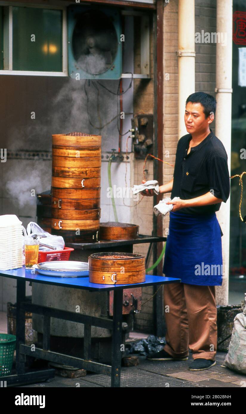 Il jiaozi è tipicamente costituito da una carne macinata e/o da un ripieno vegetale avvolto in un impasto sottilmente arrotolato, che viene poi sigillato premendo insieme i bordi o mediante aggraffatura. XI'an è la capitale della provincia di Shaanxi e una città sub-provinciale nella Repubblica Popolare cinese. Una delle città più antiche della Cina, con più di 3.100 anni di storia, la città era conosciuta come Chang'an prima della dinastia Ming. XI'an è una delle Quattro grandi capitali antiche della Cina, che ha tenuto quella posizione sotto parecchie delle dinastie più importanti nella storia cinese, compreso il Zhou, Qin, Han, Sui, Foto Stock