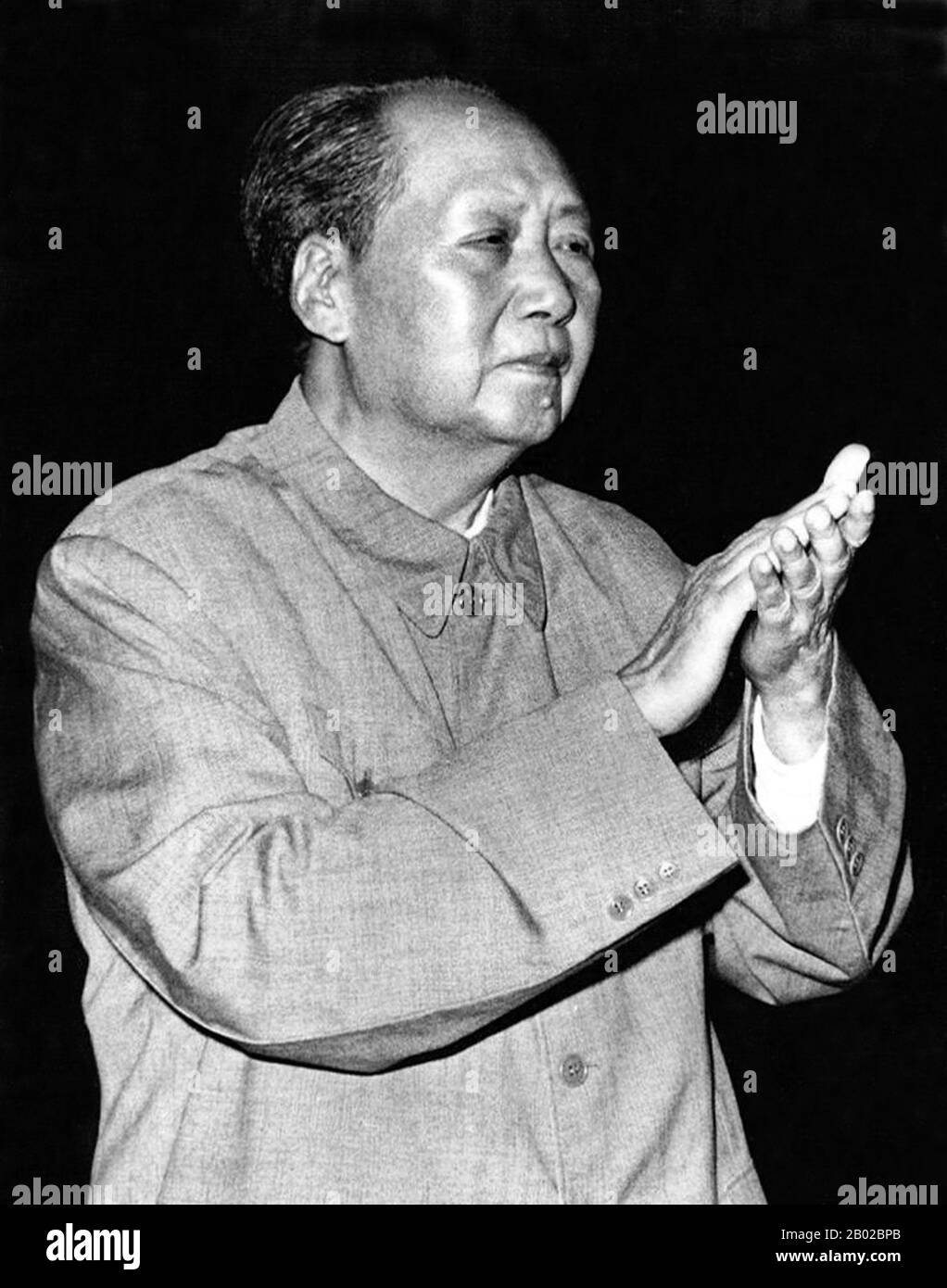 Mao Zedong, anche traslitterato come Mao Tse-tung (26 dicembre 1893 – 9 settembre 1976), è stato un rivoluzionario comunista cinese, guerriglia stratega, autore, teorico politico, e leader della Rivoluzione cinese. Comunemente chiamato Chairman Mao, fu l'architetto della Repubblica Popolare Cinese (PRC) dal suo insediamento nel 1949, e tenne il controllo autoritario sulla nazione fino alla sua morte nel 1976. Il contributo teorico del MAO al marxismo-leninismo, insieme alle sue strategie militari e al marchio delle politiche politiche, è ora conosciuto collettivamente come maoismo. Foto Stock