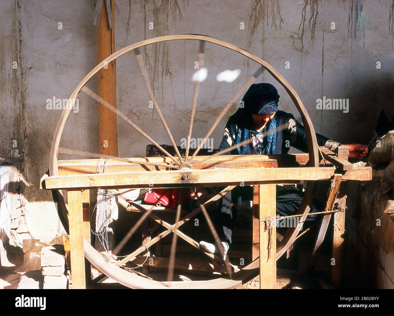 Durante la prima metà del 1st secolo CE, si pensa che la tecnologia dei vermi di seta abbia raggiunto l'oasi dominata Han-Cinese di Khotan nel bacino del Tarim - un'oasi che è ancora oggi un centro di produzione di seta. Si dice che una principessa cinese data in matrimonio con un principe di Khotan abbia portato le uova di bachi da seta al suo nuovo marito nascosto nei capelli. Si pensa che i bachi da seta e la conoscenza della sericoltura viaggiarono da Khotan sud in India e ovest a Sassanid Persia durante il 4th secolo, mentre i record raccontano anche una spedizione giapponese in Cina nello stesso secolo con quattro si Foto Stock