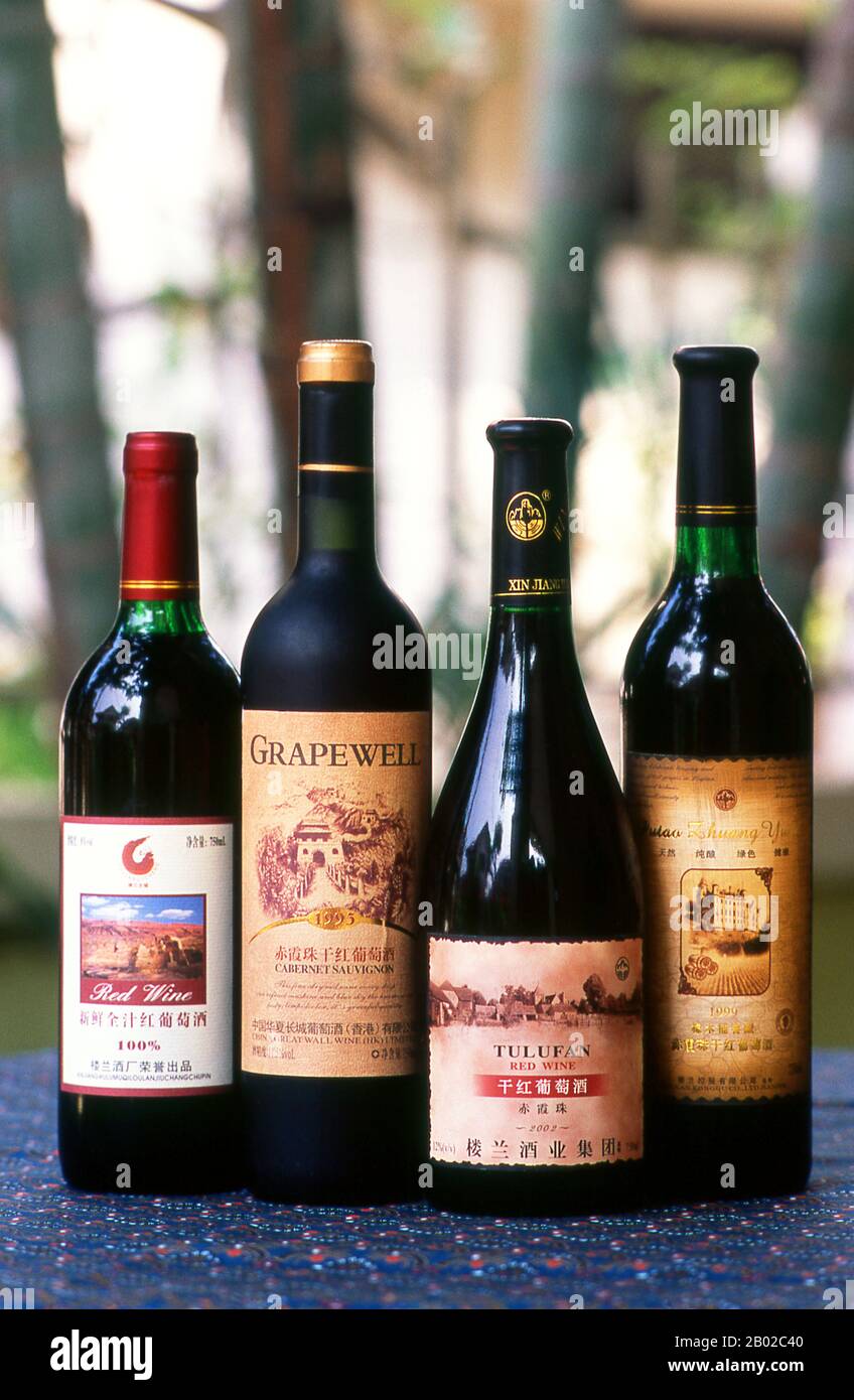 Cina: Vini della zona di Turpan (Tulufan), provincia dello Xinjiang. L'oasi di Turpan era un centro strategicamente significativo sulla via della seta settentrionale dello Xinjiang, sito delle antiche città di Yarkhoto (Jiaohe) e Karakhoja (Gaochang). Gli eserciti cinesi entrarono per la prima volta a Turpan nel II secolo a.C., durante il regno dell'imperatore Han Wu di (141-87 a.C.), quando l'oasi era un centro della cultura Tocarica indoeuropea. Turpan mantenne un carattere distintamente buddista fino al tempo del Khanato Chagatai nel XIII secolo, quando l'Islam divenne gradualmente la religione dominante. Foto Stock