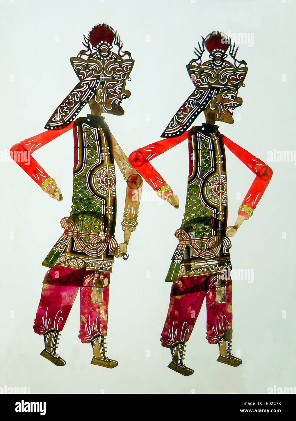 Cina: Due marionette ombra cinesi, contea di Huan, provincia di Gansu, c. periodo della tarda dinastia Qing. Foto di Yongxinge (licenza CC BY-SA 3,0). Il gioco d'ombra (cinese: Pí yĭng xì) o burattini d'ombra è un'antica forma di narrazione e intrattenimento che utilizza figure opache e spesso articolate di fronte a uno sfondo illuminato per creare l'illusione di immagini in movimento. È popolare in varie culture. Attualmente, più di 20 paesi sono noti per avere troupe ombra. I burattini d'ombra hanno avuto origine durante la dinastia Han quando una delle concubine dell'imperatore Wu di Han è morta per una malattia. Foto Stock