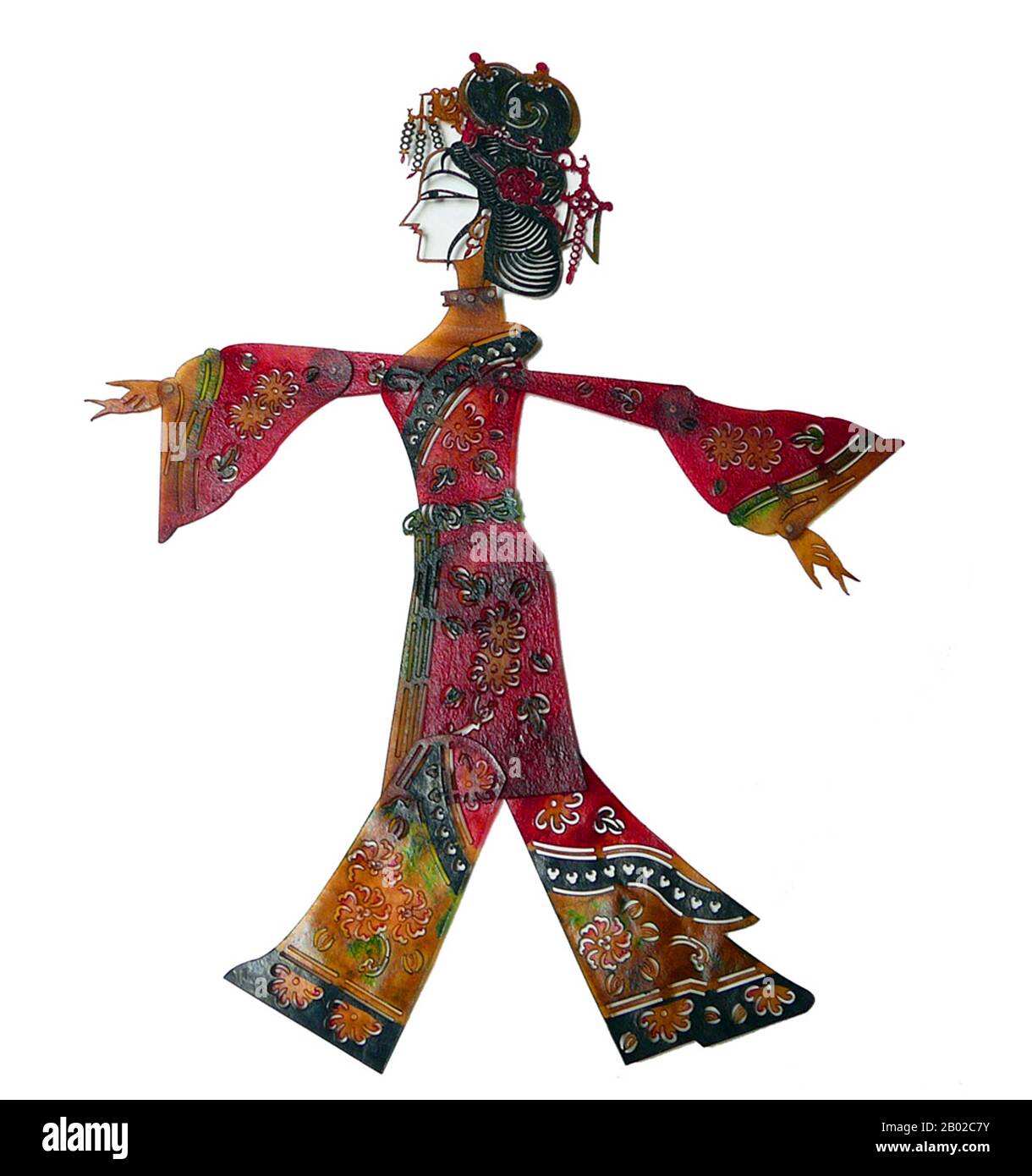 Cina: Fantoccio ombra femminile, provincia di Henan, XX secolo. Il gioco d'ombra (cinese: Pí yĭng xì) o burattini d'ombra è un'antica forma di narrazione e intrattenimento che utilizza figure opache e spesso articolate di fronte a uno sfondo illuminato per creare l'illusione di immagini in movimento. È popolare in varie culture. Attualmente, più di 20 paesi sono noti per avere troupe ombra. I burattini d'ombra hanno avuto origine durante la dinastia Han quando una delle concubine dell'imperatore Wu di Han è morta per una malattia. Foto Stock