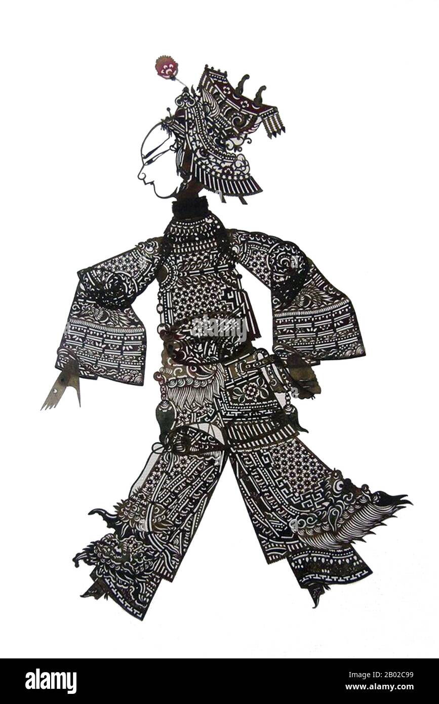 Cina: Fantoccio ombra femminile, provincia di Sichuan, XX secolo. Il gioco d'ombra (cinese: Pí yĭng xì) o burattini d'ombra è un'antica forma di narrazione e intrattenimento che utilizza figure opache e spesso articolate di fronte a uno sfondo illuminato per creare l'illusione di immagini in movimento. È popolare in varie culture. Attualmente, più di 20 paesi sono noti per avere troupe ombra. I burattini d'ombra hanno avuto origine durante la dinastia Han quando una delle concubine dell'imperatore Wu di Han è morta per una malattia. Foto Stock