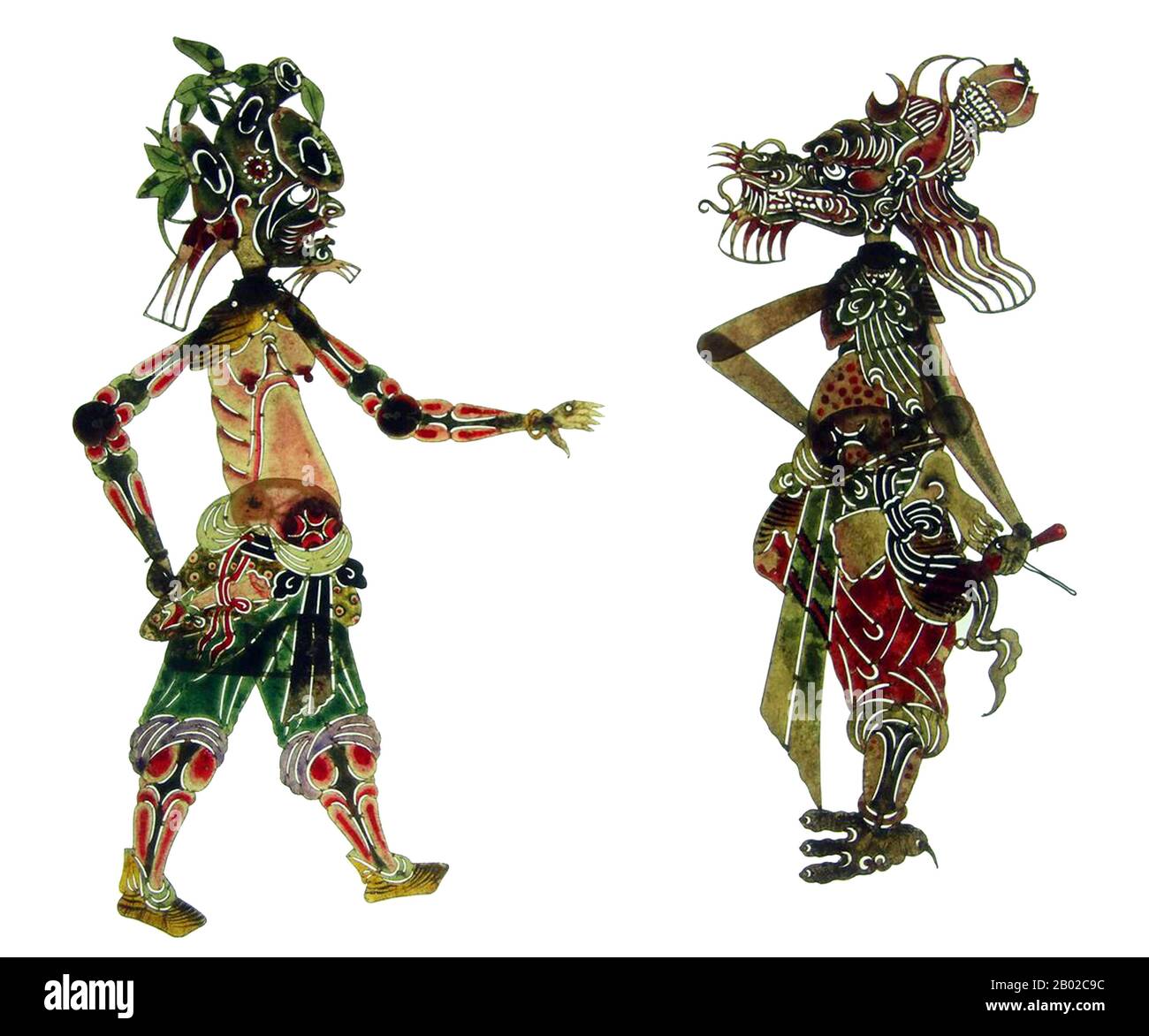 Cina: Due spiriti fantocci ombra o demoni, provincia di Gansu, XX secolo. Il gioco d'ombra (cinese: Pí yĭng xì) o burattini d'ombra è un'antica forma di narrazione e intrattenimento che utilizza figure opache e spesso articolate di fronte a uno sfondo illuminato per creare l'illusione di immagini in movimento. È popolare in varie culture. Attualmente, più di 20 paesi sono noti per avere troupe ombra. I burattini d'ombra hanno avuto origine durante la dinastia Han quando una delle concubine dell'imperatore Wu di Han è morta per una malattia. Foto Stock