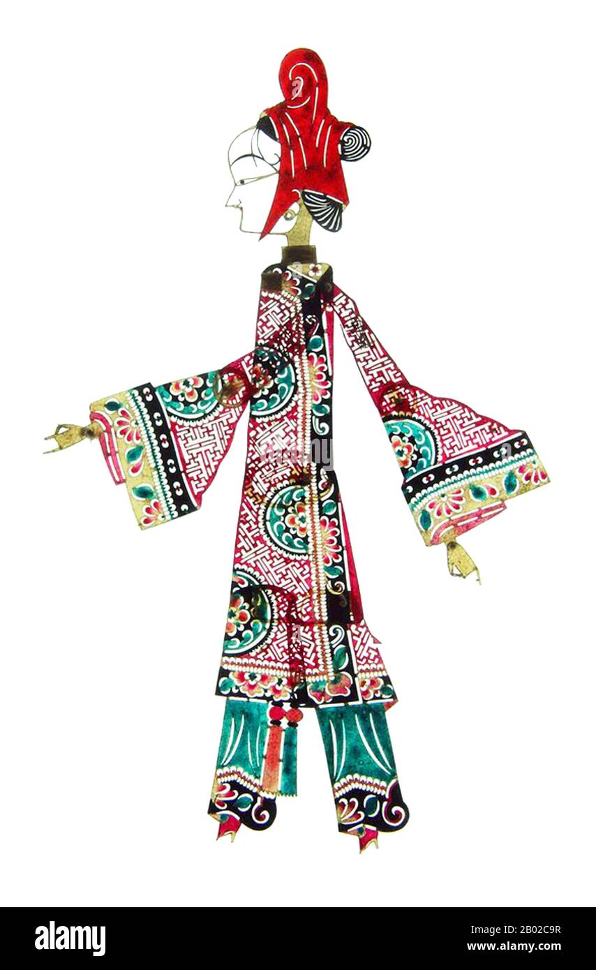 Cina: Fantoccio ombra femminile, provincia di Gansu, XX secolo. Il gioco d'ombra (cinese: Pí yĭng xì) o burattini d'ombra è un'antica forma di narrazione e intrattenimento che utilizza figure opache e spesso articolate di fronte a uno sfondo illuminato per creare l'illusione di immagini in movimento. È popolare in varie culture. Attualmente, più di 20 paesi sono noti per avere troupe ombra. I burattini d'ombra hanno avuto origine durante la dinastia Han quando una delle concubine dell'imperatore Wu di Han è morta per una malattia. Foto Stock