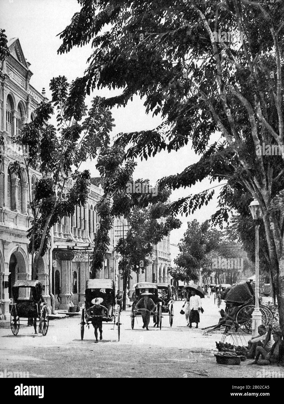 Malaysia: Rickshaws su Station Road, Ipoh, Stato di Perak, inizio XX secolo. Ipoh si sviluppò in una delle principali città della Malesia intorno all'inizio del XIX secolo a causa della fiorente industria mineraria dello stagno. Durante l'era coloniale britannica, Ipoh era la seconda città della Malesia per scopi amministrativi. Foto Stock