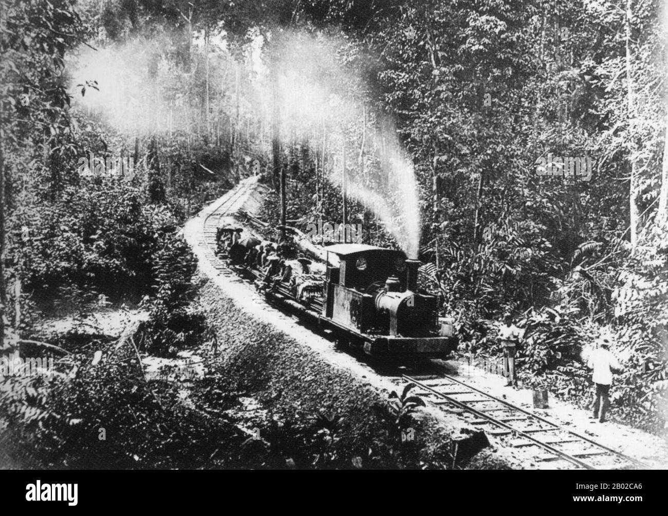 Malesia: Il primo motore a vapore a viaggiare attraverso la giungla nel Borneo settentrionale, North Borneo Chartered Company, North Borneo Railway, 3 febbraio 1898. La costruzione della North Borneo Railway iniziò nel 1896 sotto il comando dell'ingegnere Arthur J. West con il suo assistente Gounon, un Murutman di Keningau. La linea era originariamente destinata principalmente al trasporto di tabacco dall'interno alla costa per l'esportazione. La prima linea costruita fu un percorso di 32 km dal fiume Bukau, a nord di Beaufort, e a sud fino al porto di Weston. Foto Stock
