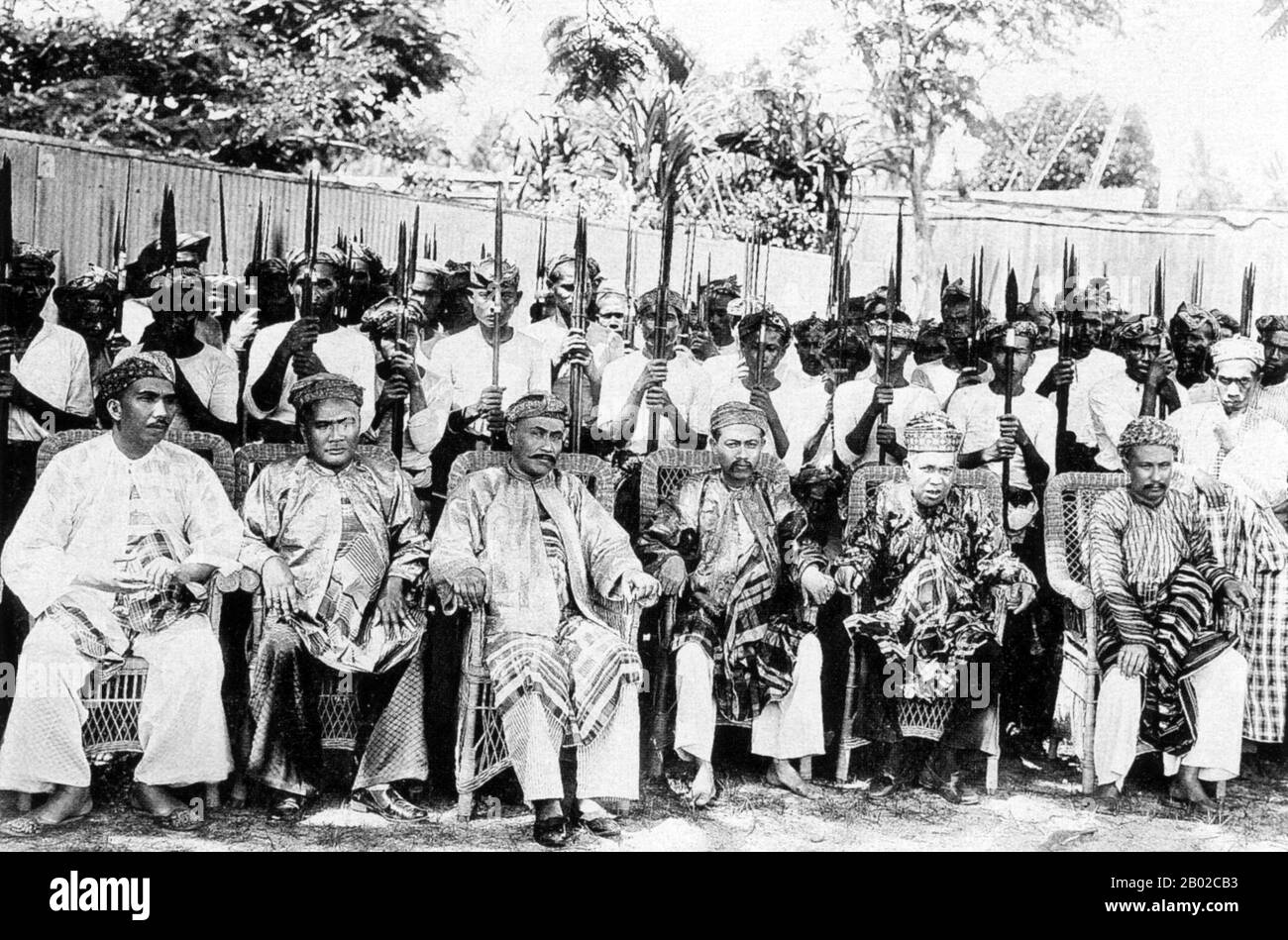 Malaysia: Consiglio di Stato del Kelantan, 1909. L'associazione di Kelantan con la cultura malese tradizionale risale almeno al XIV secolo, quando la valle del Sungai Kelantan fu colonizzata da coloni provenienti dalla lontana Giava, poi stessa nel processo di conversione all'Islam. Fu creato uno stato, in virtù della fedeltà al sultano Masud Shah di Malacca (1459-1477), ma a causa dell'isolamento geografico della regione dal resto della Malesia peninsulare, il Kelantan fu in grado di mantenere un alto grado di autonomia, mantenendo gran parte del suo patrimonio giavanese e distintive differenze culturali e dialettiche. Foto Stock