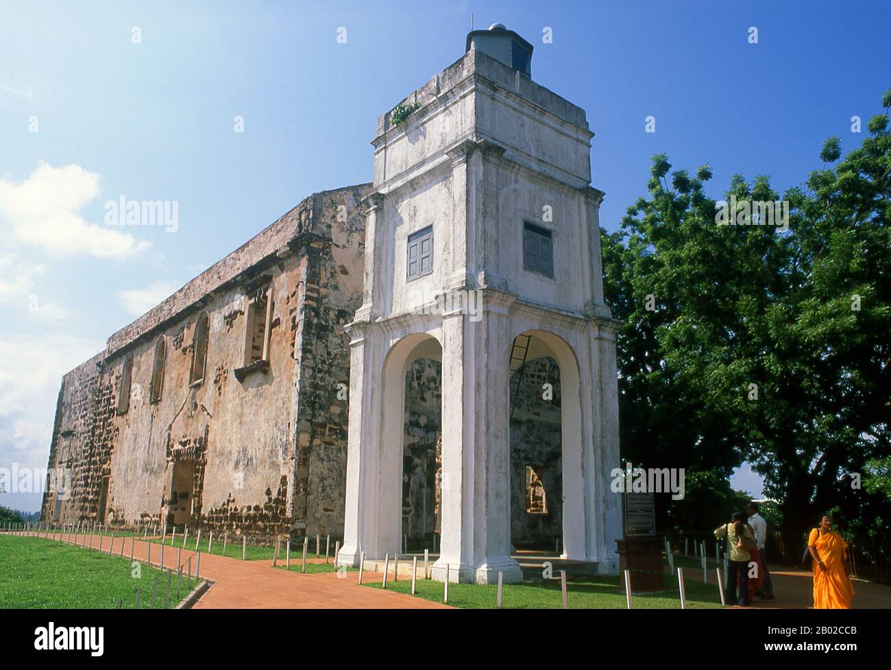 La Chiesa di San Paolo fu originariamente costruita nel 1521. In Décadas da Ásia, l'opera seminale del cronista portoghese, João de Barros, la struttura originale era una semplice cappella dedicata alla Vergine Maria. La cappella è stata costruita da un portoghese fidalgo o nobile, Duarte Coelho, come un atto di gratitudine dopo la sua fuga da una tempesta nel Mar Cinese Meridionale. La cappella fu devoluta alla Compagnia di Gesù nel 1548 dal Vescovo di Goa, João Afonso de Albuquerque, con le opere del titolo ricevute da San Francesco Saverio. La cappella fu poi ulteriormente ampliata nel 1556 con l'aggiunta di un secondo piano, un Foto Stock