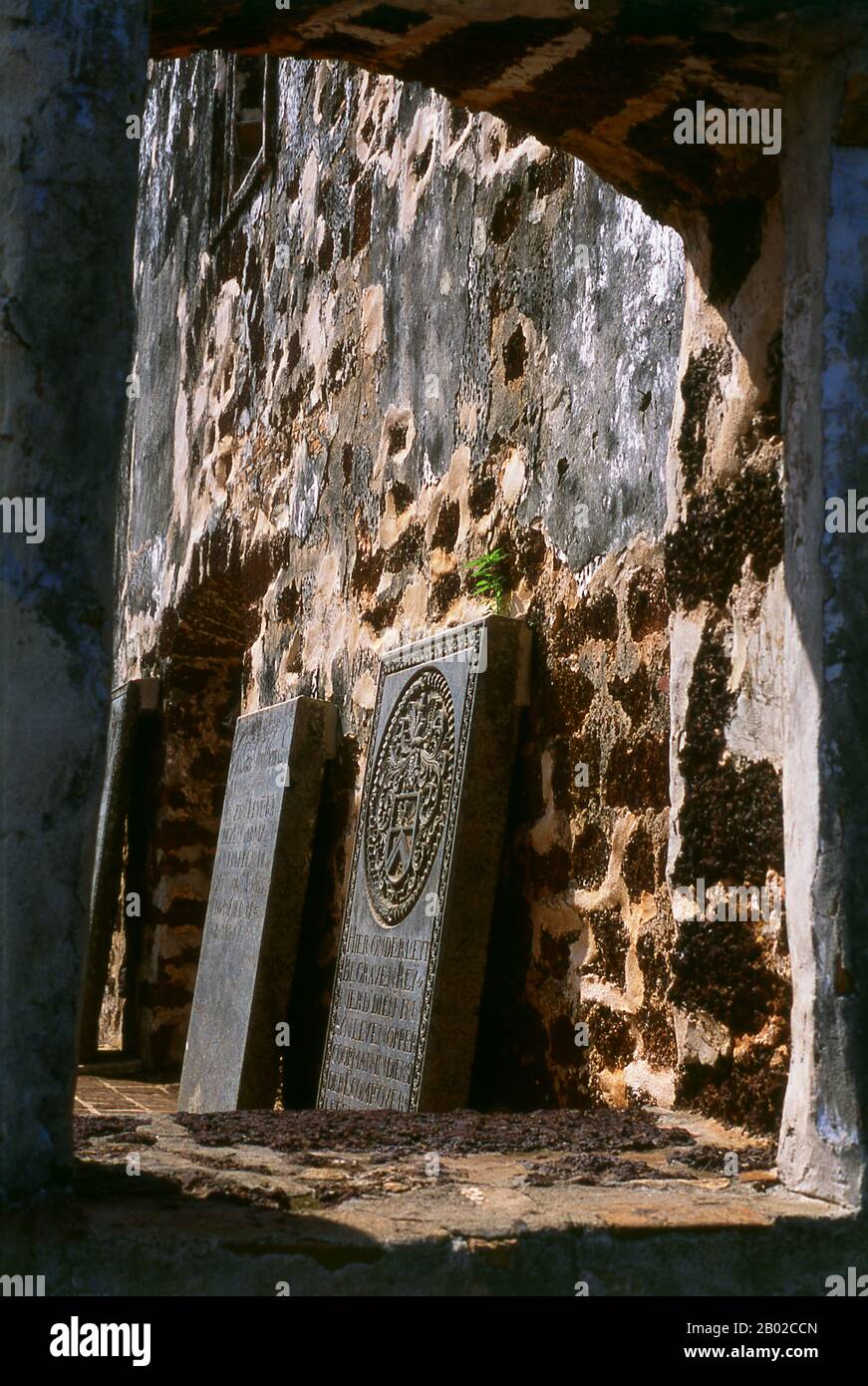 La Chiesa di San Paolo fu originariamente costruita nel 1521. In Décadas da Ásia, l'opera seminale del cronista portoghese, João de Barros, la struttura originale era una semplice cappella dedicata alla Vergine Maria. La cappella è stata costruita da un portoghese fidalgo o nobile, Duarte Coelho, come un atto di gratitudine dopo la sua fuga da una tempesta nel Mar Cinese Meridionale. La cappella fu devoluta alla Compagnia di Gesù nel 1548 dal Vescovo di Goa, João Afonso de Albuquerque, con le opere del titolo ricevute da San Francesco Saverio. La cappella fu poi ulteriormente ampliata nel 1556 con l'aggiunta di un secondo piano, un Foto Stock