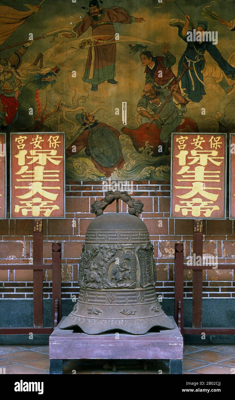 Il Tempio di Dalongdong Baoan (cinese: 大龍峒保安宮; Pe̍h-ōe-jī: Tōa-lông-pōng pó-an kiong), conosciuto anche come il Tempio di Taipei Baoan (cinese: 臺北保安宮), è un tempio di religione popolare taiwanese costruito nel quartiere di Datong di Taipei, Taiwan. L'attuale tempio fu originariamente costruito dai membri del clan nel distretto di Tong'an (同安) che emigrò a Taipei all'inizio del 19th secolo e diede al tempio il nome di Bao'an (保安) per 'proteggere quelli di tonn'an' (保佑同安). La costruzione del tempio iniziò nel 1804 e sostituì un santuario di legno già esistente dal 1742 a Dalongdong. Foto Stock