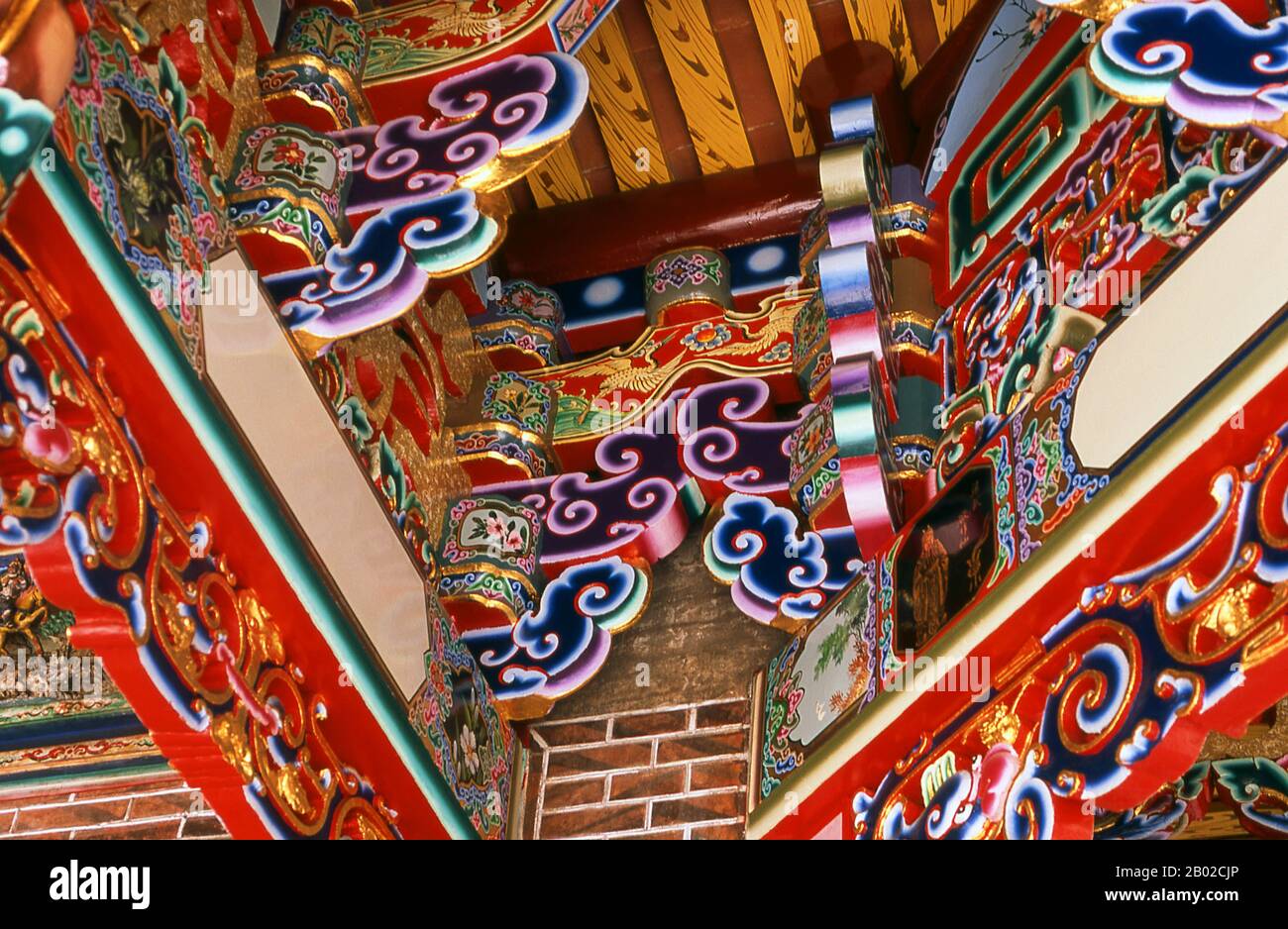 Taiwan: Grondaie decorate in modo elaborato, Tempio di Dalongdong Baoan, Taipei. Il Tempio di Dalongdong Baoan, noto anche come Tempio Taipei Baoan, è un tempio di religione popolare taiwanese costruito nel distretto Datong di Taipei, Taiwan. L'attuale tempio fu originariamente costruito dai membri del clan nel distretto di Tong'an che immigrarono a Taipei all'inizio del XIX secolo e diedero al tempio il nome Bao'an al fine di 'proteggere quelli di Tong'an'. La costruzione del tempio iniziò nel 1804 e sostituì un santuario in legno già esistente nel 1742 a Dalongdong. Foto Stock