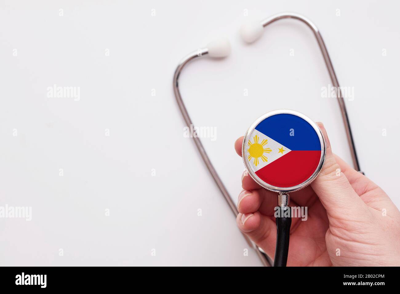 Concetto di assistenza sanitaria nelle Filippine. Medico che detiene uno stetoscopio medico. Foto Stock