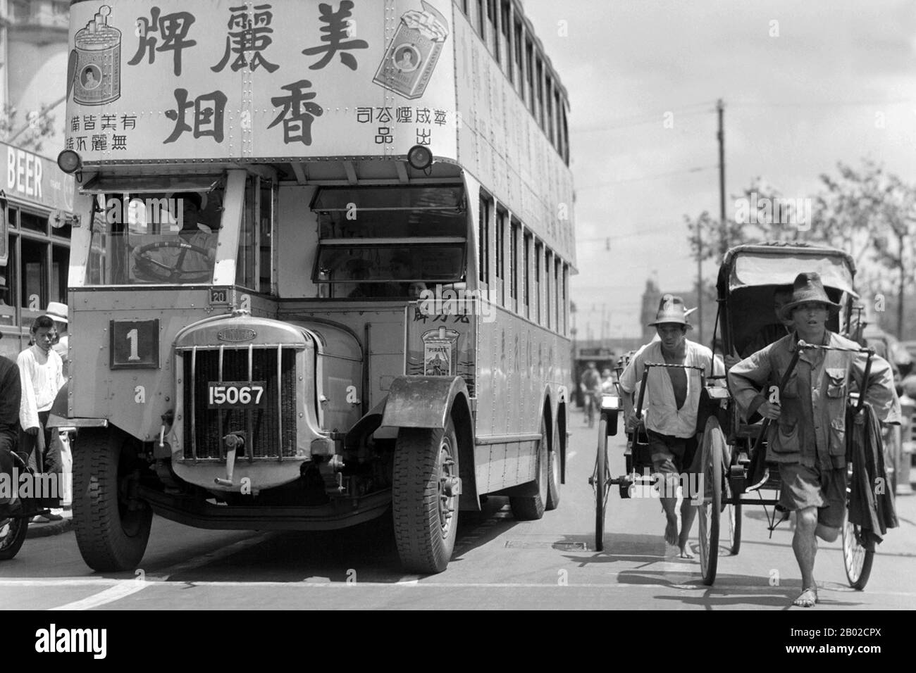 L'attenzione internazionale a Shanghai è cresciuta nel 19th secolo a causa del suo potenziale economico e commerciale sul fiume Yangtze. Durante la Prima guerra dell'oppio (1839–1842), le forze britanniche detenevano temporaneamente la città. La guerra terminò con il Trattato di Nanjing del 1842, aprendo Shanghai e altri porti al commercio internazionale. Nel 1863, l'insediamento britannico, situato a sud del torrente Suzhou (distretto di Huangpu), e l'insediamento americano, a nord del torrente Suzhou (distretto di Hongkou), si unirono per formare l'insediamento internazionale. I francesi hanno scelto di non partecipare al Consiglio municipale di Shanghai e di mantenere Foto Stock