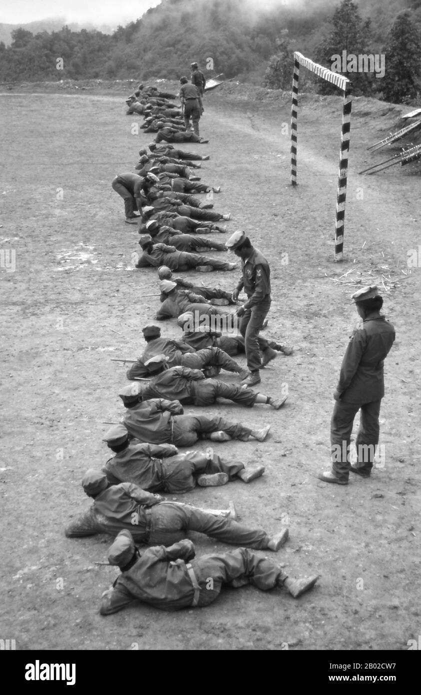 Birmania/Myanmar: Addestramento dei soldati presso il quartier generale della quarta Brigata dell'Esercito di indipendenza di Kachin (KIA), Stato Shan settentrionale. Foto di Hseng Noung Lintner, c. 1985. L'Esercito dell'indipendenza di Kachin (KIA) è il braccio militare dell'Organizzazione dell'indipendenza di Kachin (KIO), un gruppo politico composto da Kachin etnici nella Birmania settentrionale (Myanmar). Nel maggio 2012, l'Associated Press ha riferito che il gruppo ribelle aveva 8.000 soldati. Dal 1961 al 1994, la KIA combatté una guerra estenuante e inconcludente contro la giunta birmana. Originariamente la KIA combatté per l'indipendenza, ma ora l'obiettivo ufficiale è l'autonomia. Foto Stock