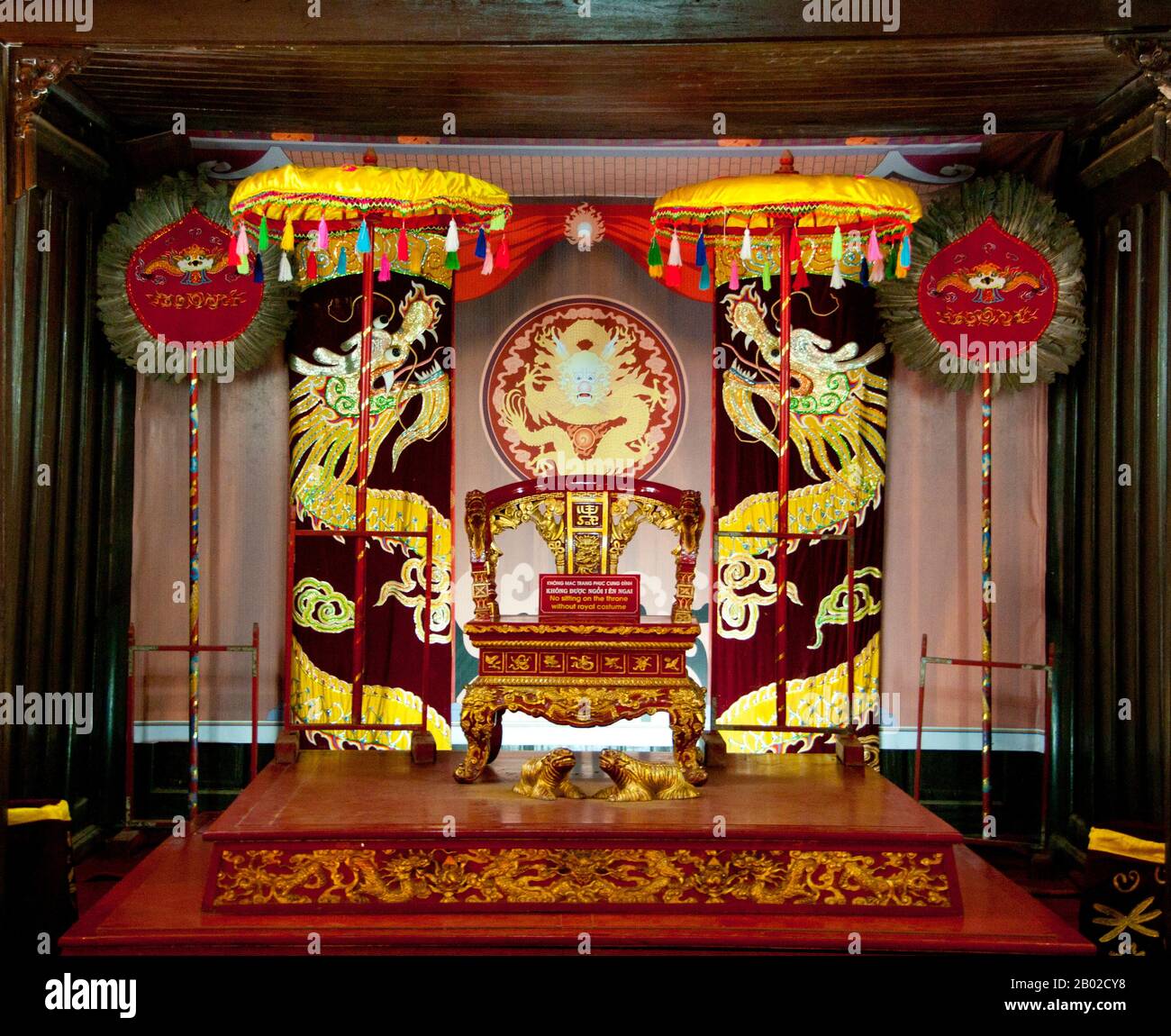 Vietnam: Trono dell'imperatore tu Duc, camera di Minh Khiem (un tempo utilizzata come teatro) nel terreno della tomba di tu Duc, Hue. Tự Đức (22 settembre 1829 – 17 luglio 1883) (nome completo: Nguyễn Phúc Hồng Nhậm, anche Nguyen Phuc Thi) è stato il quarto imperatore della dinastia Nguyễn del Vietnam e regnò dal 1847 al 1883. Figlio dell'imperatore Thiệu Trị, il principe Nguyễn Phúc Hồng Nhậm succedette al padre sul trono, con il titolo regnante di Tự Đức, ma i problemi familiari causarono un inizio violento della sua epoca. Thiệu Trị aveva passato il figlio maggiore più moderato, Hồng Bảo, per dare il trono a Tự Đức. Foto Stock