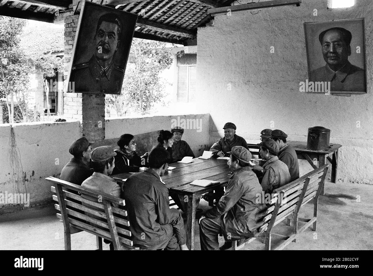 Birmania/Myanmar: I leader del CPB discutono tattiche a Panghsang. Partito Comunista di Birmania (CPB). Foto di Hseng Noung Lintner, c. 1985. Il Partito Comunista della Birmania è il più antico partito politico esistente in Birmania. Il partito non è riconosciuto dalle autorità birmane, il che lo rende illegale; quindi opera in modo clandestino, spesso associandosi con gli eserciti ribelli lungo il confine della Repubblica Popolare Cinese. Viene spesso indicato come Partito Comunista birmano (BCP) sia dal governo birmano che dai media stranieri. Foto Stock