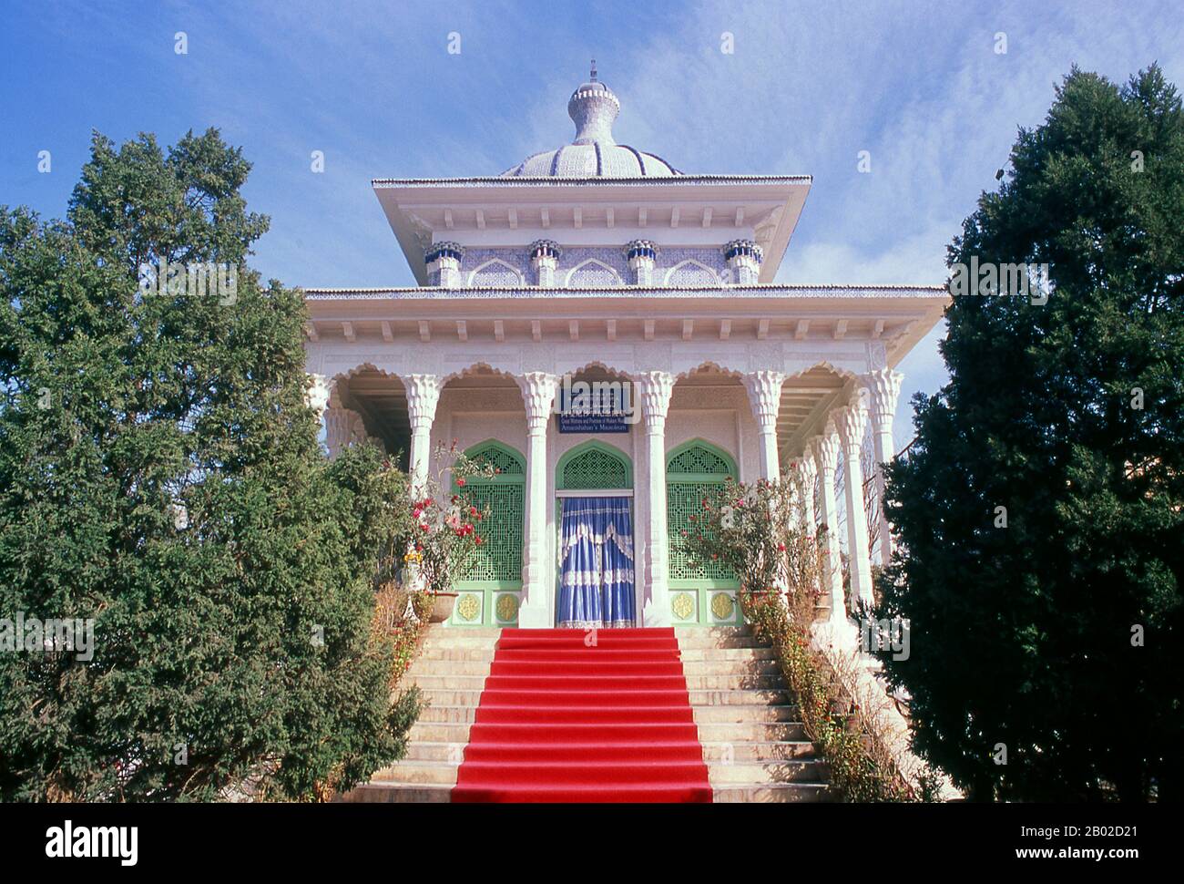 Cina: Amannisa Khan Mazar (tomba della regina di Yarkand), Yarkand, provincia dello Xinjiang. Āmānnisā Khan Nāfisi, noto anche come Amanni Shahan (pinyin: Āmànníshā Hàn, 1526-1560), fu una concubina di Abdurashit Khan o Abdurashid Khan del regno Yerqiang (Yarkand). Amannisa Khan è accreditato di aver raccolto e quindi conservato i dodici Muqam, che è oggi considerato uno stile musicale del popolo uiguro della Cina nord-occidentale. Il Muqam dello Xinjiang è stato designato dall'UNESCO come parte del patrimonio immateriale dell'umanità. Foto Stock
