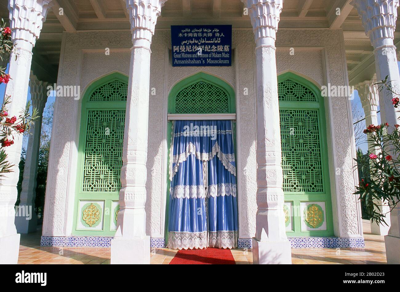 Cina: Amannisa Khan Mazar (tomba della regina di Yarkand), Yarkand, provincia dello Xinjiang. Āmānnisā Khan Nāfisi, noto anche come Amanni Shahan (pinyin: Āmànníshā Hàn, 1526-1560), fu una concubina di Abdurashit Khan o Abdurashid Khan del regno Yerqiang (Yarkand). Amannisa Khan è accreditato di aver raccolto e quindi conservato i dodici Muqam, che è oggi considerato uno stile musicale del popolo uiguro della Cina nord-occidentale. Il Muqam dello Xinjiang è stato designato dall'UNESCO come parte del patrimonio immateriale dell'umanità. Foto Stock