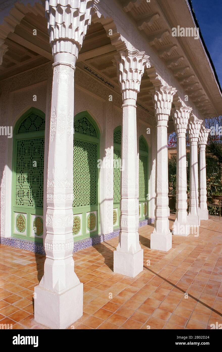 Cina: Amannisa Khan Mazar (tomba della regina di Yarkand), Yarkand, provincia dello Xinjiang. Āmānnisā Khan Nāfisi, noto anche come Amanni Shahan (pinyin: Āmànníshā Hàn, 1526-1560), fu una concubina di Abdurashit Khan o Abdurashid Khan del regno Yerqiang (Yarkand). Amannisa Khan è accreditato di aver raccolto e quindi conservato i dodici Muqam, che è oggi considerato uno stile musicale del popolo uiguro della Cina nord-occidentale. Il Muqam dello Xinjiang è stato designato dall'UNESCO come parte del patrimonio immateriale dell'umanità. Foto Stock