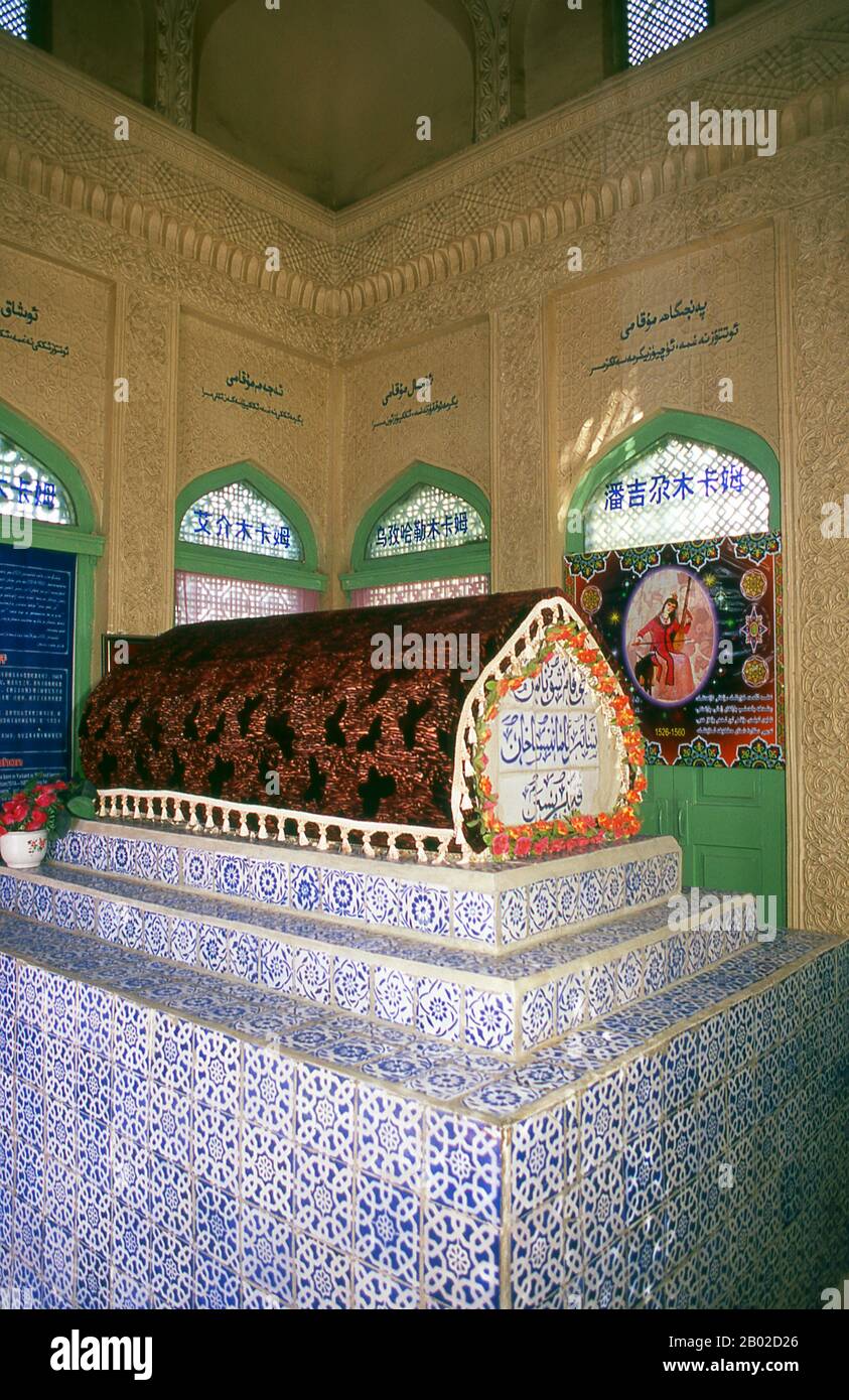 Cina: Amannisa Khan Mazar (tomba della regina di Yarkand), Yarkand, provincia dello Xinjiang. Āmānnisā Khan Nāfisi, noto anche come Amanni Shahan (pinyin: Āmànníshā Hàn, 1526-1560), fu una concubina di Abdurashit Khan o Abdurashid Khan del regno Yerqiang (Yarkand). Amannisa Khan è accreditato di aver raccolto e quindi conservato i dodici Muqam, che è oggi considerato uno stile musicale del popolo uiguro della Cina nord-occidentale. Il Muqam dello Xinjiang è stato designato dall'UNESCO come parte del patrimonio immateriale dell'umanità. Foto Stock