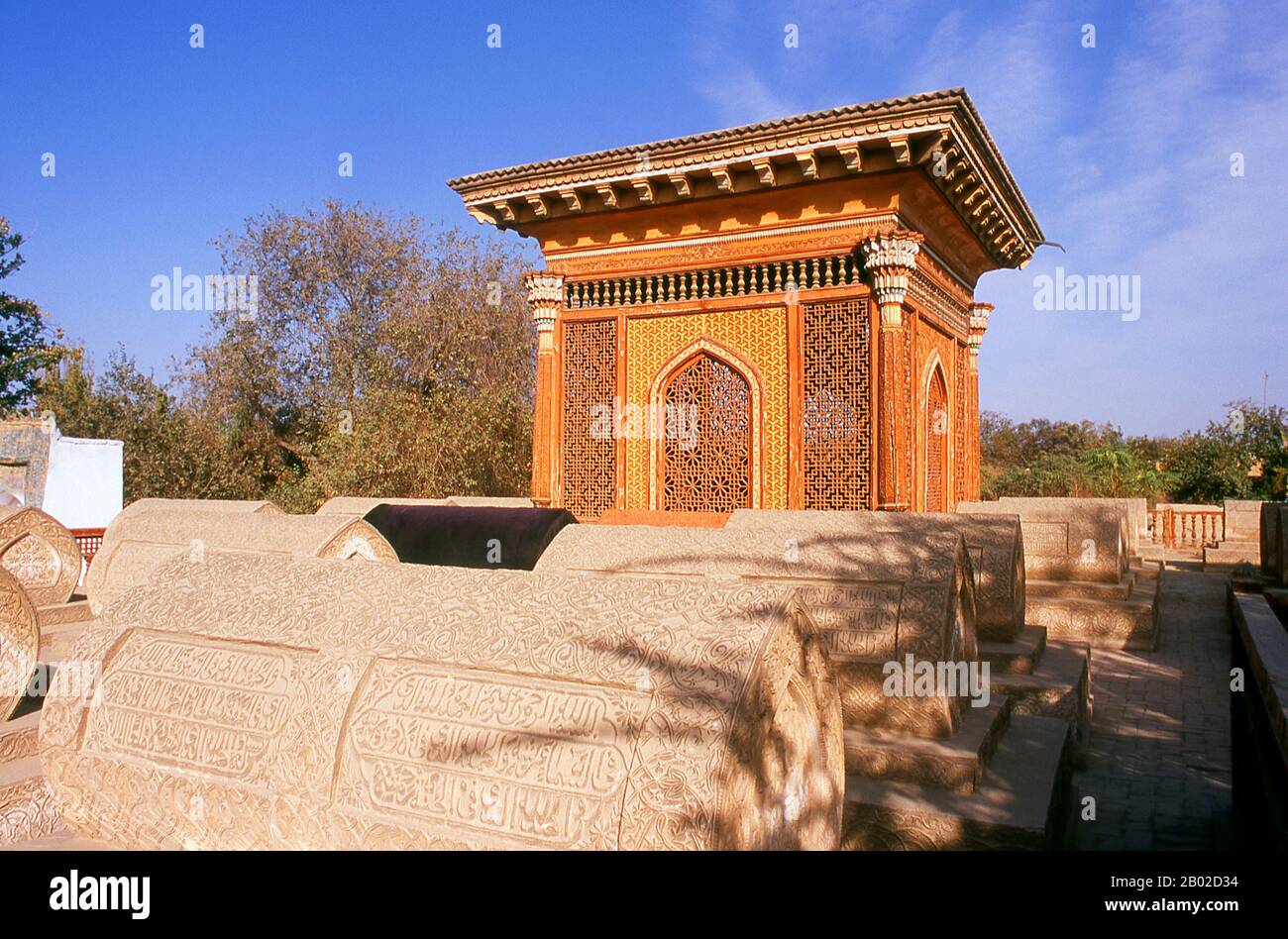 Il cimitero di Cheeltanlireem o il cimitero d'oro ospita le tombe di alcuni ex re di Yarkand e risale al 17th secolo d.C. L'importante oasi di Yarkand (Shache) era una volta sede di un antico regno buddista e di un importante caravanserai sulla Via della Seta Meridionale. Oggi è una città prevalentemente Uighur con una popolazione di 375.000 abitanti che producono cotone, grano, mais e frutta (in particolare melograni, pere e uva), nonché petrolio e gas naturale. In tempi passati Yarkand era di particolare importanza come il capolinea settentrionale per la strada commerciale strategicamente significativa per Leh, c. Foto Stock