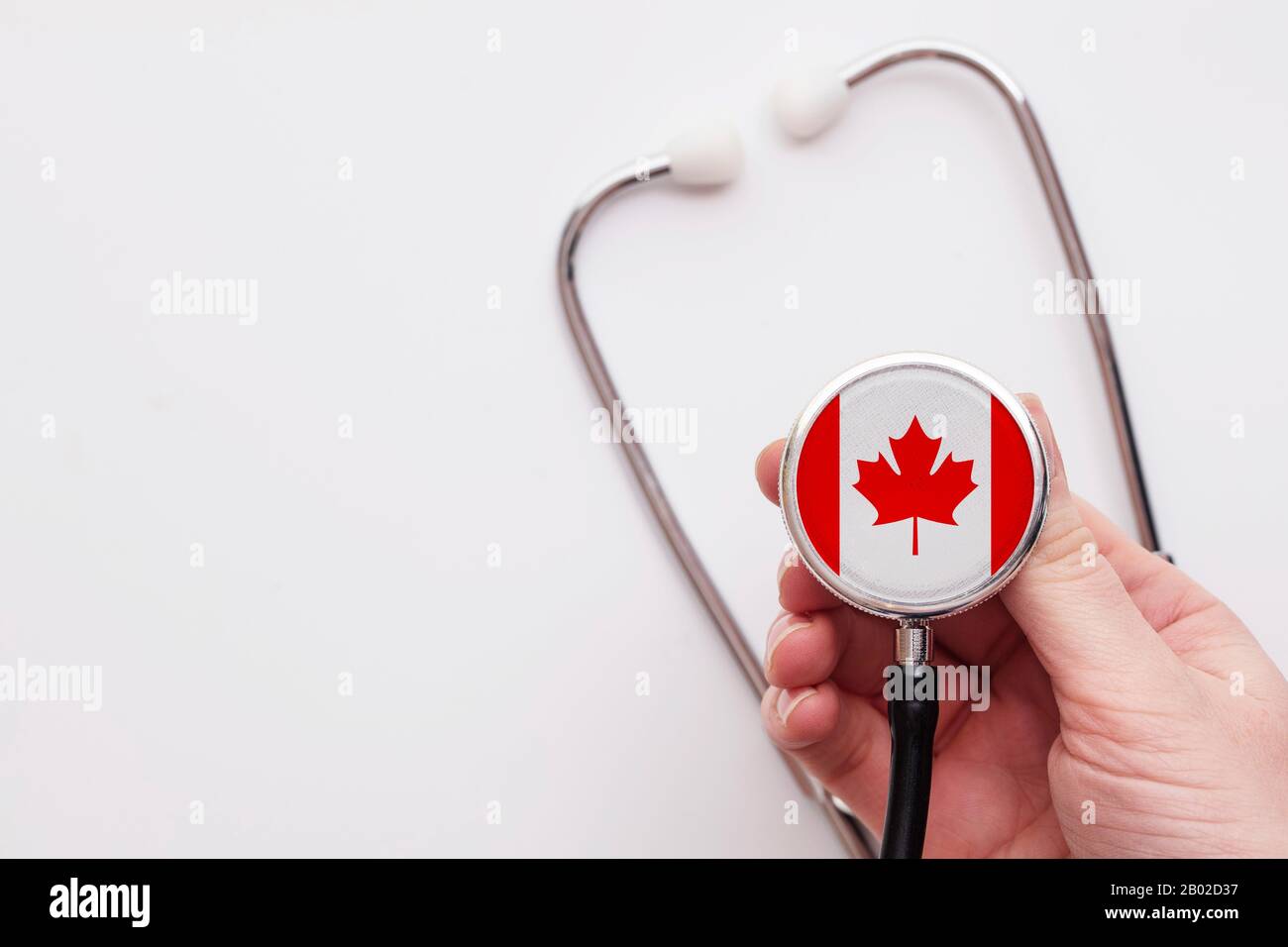Concetto di assistenza sanitaria in Canada. Medico che detiene uno stetoscopio medico. Foto Stock