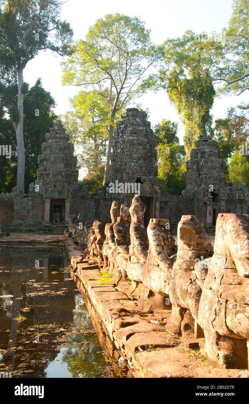Cambogia: Nord Causeway e l'ingresso a Preah Khan, Angkor. Preah Khan (Tempio della Sacra spada) è stato costruito nel tardo 12th ° secolo (1191) da Jayavarman VII ed è situato a nord di Angkor Thom. Il tempio fu costruito sul luogo della vittoria di Jayavarman VII sui Chams invasori nel 1191. Era il centro di una grande organizzazione, con quasi 100.000 funzionari e funzionari. In un tempo era un'università buddista. La divinità primaria del tempio è la boddhisatva Avalokiteshvara, nella forma del padre di Jayavarman. Foto Stock