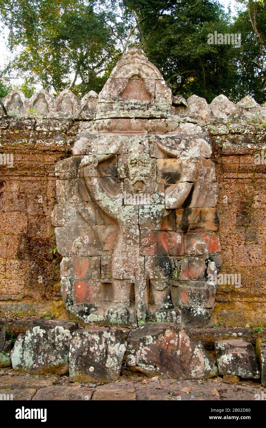 Cambogia: Un gigante garuda sul muro esterno del nord, Preah Khan, Angkor. Preah Khan (Tempio della Sacra spada) è stato costruito nel tardo 12th ° secolo (1191) da Jayavarman VII ed è situato a nord di Angkor Thom. Il tempio fu costruito sul luogo della vittoria di Jayavarman VII sui Chams invasori nel 1191. Era il centro di una grande organizzazione, con quasi 100.000 funzionari e funzionari. In un tempo era un'università buddista. La divinità primaria del tempio è la boddhisatva Avalokiteshvara, nella forma del padre di Jayavarman. Foto Stock