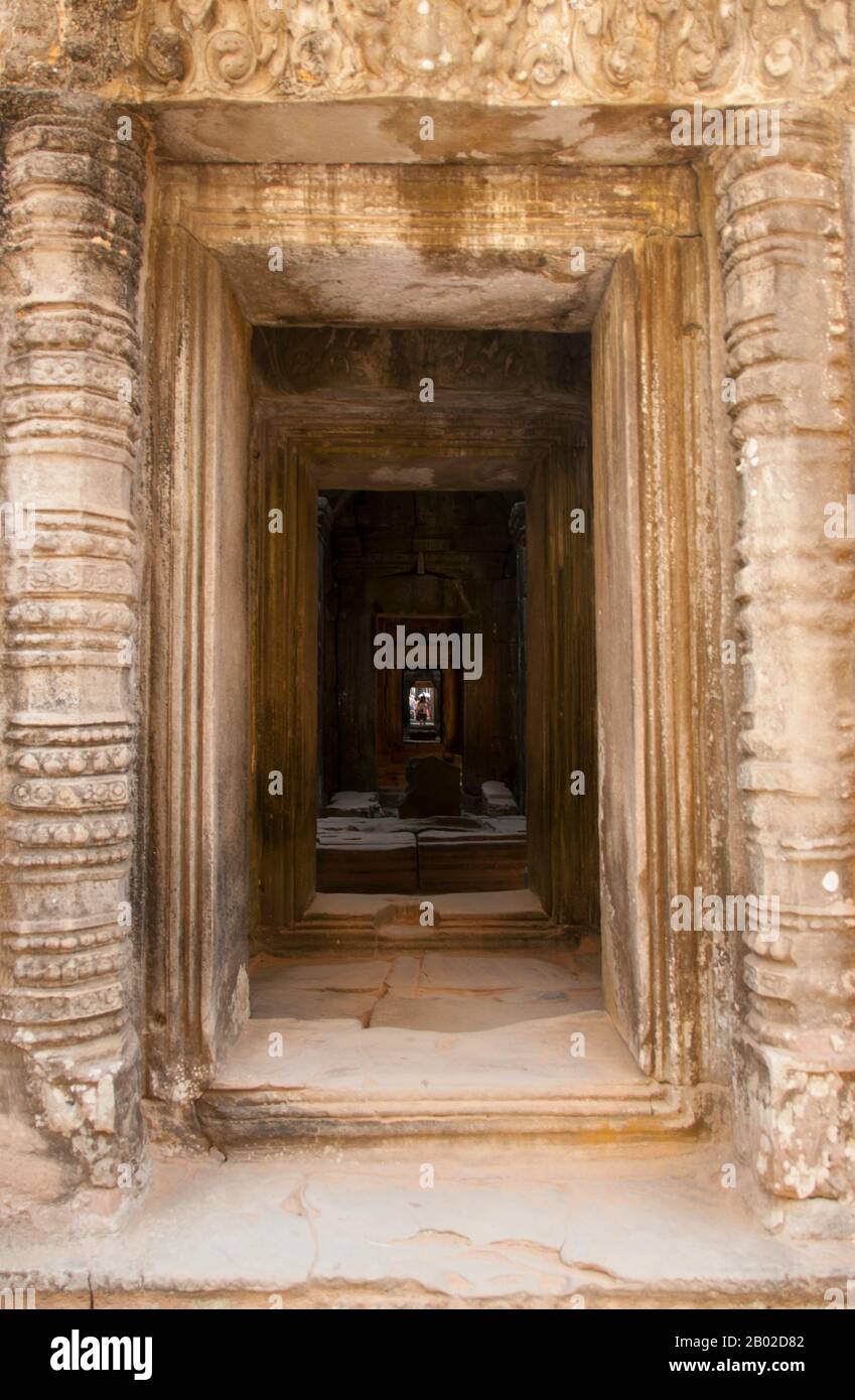 Cambogia: Corridoio centrale che corre da ovest ad est, Preah Khan, Angkor. Preah Khan (Tempio della Sacra spada) è stato costruito nel tardo 12th ° secolo (1191) da Jayavarman VII ed è situato a nord di Angkor Thom. Il tempio fu costruito sul luogo della vittoria di Jayavarman VII sui Chams invasori nel 1191. Era il centro di una grande organizzazione, con quasi 100.000 funzionari e funzionari. In un tempo era un'università buddista. La divinità primaria del tempio è la boddhisatva Avalokiteshvara, nella forma del padre di Jayavarman. Foto Stock